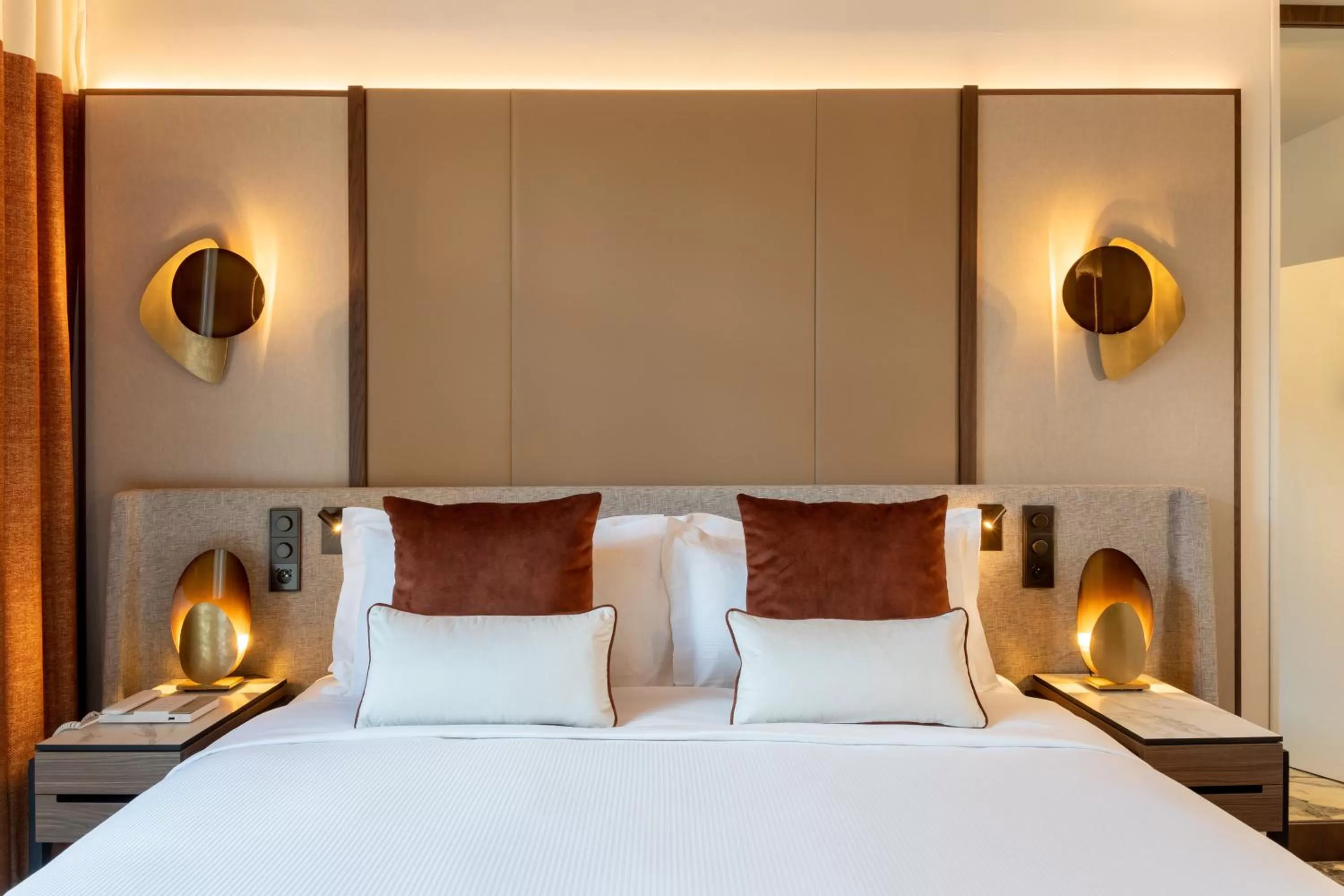 Photo of the whole room, Bed in InterContinental Paris Champs Elysées Etoile by IHG