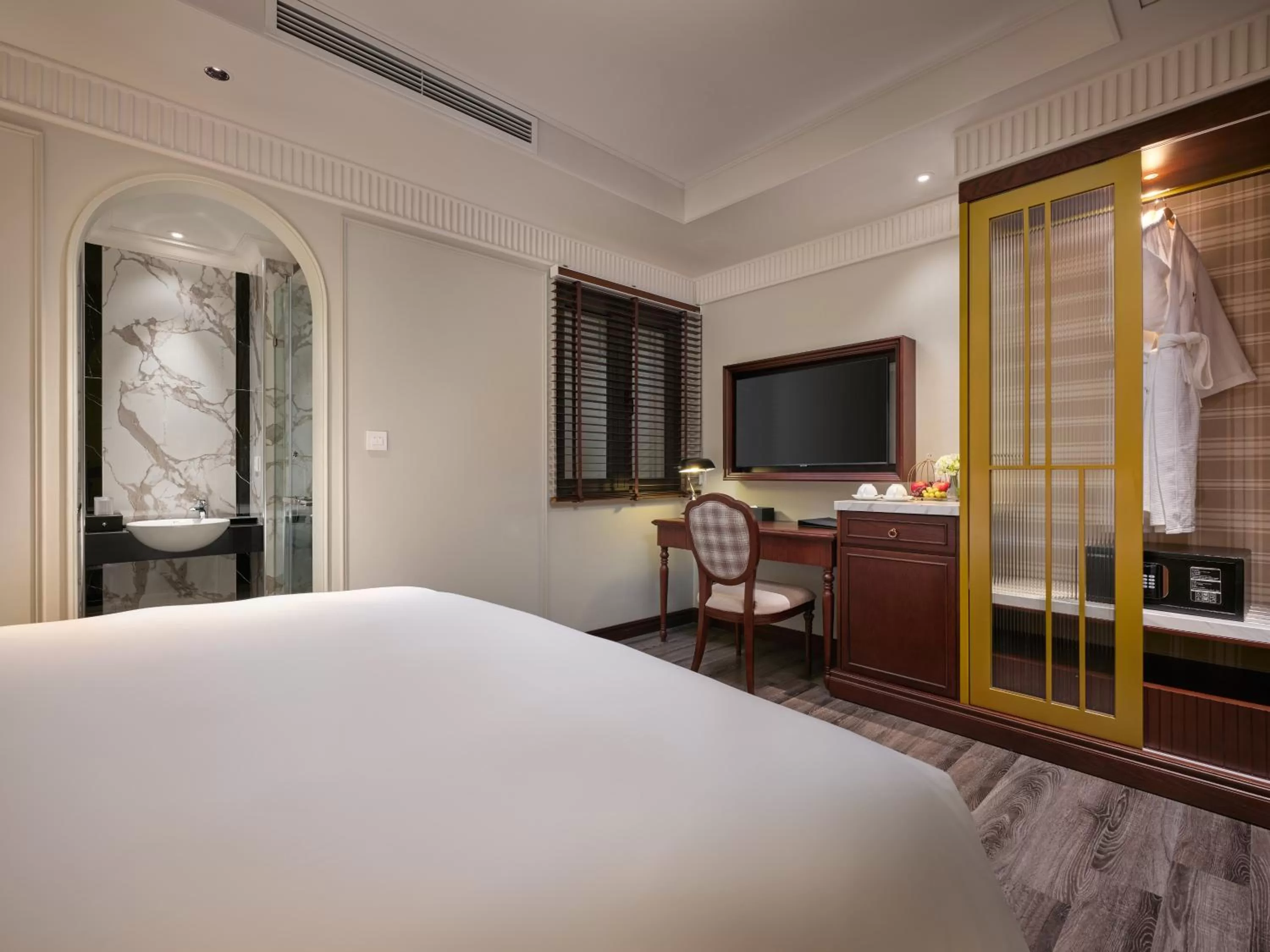 Bedroom, Bed in GRAND HOTEL du LAC Hanoi