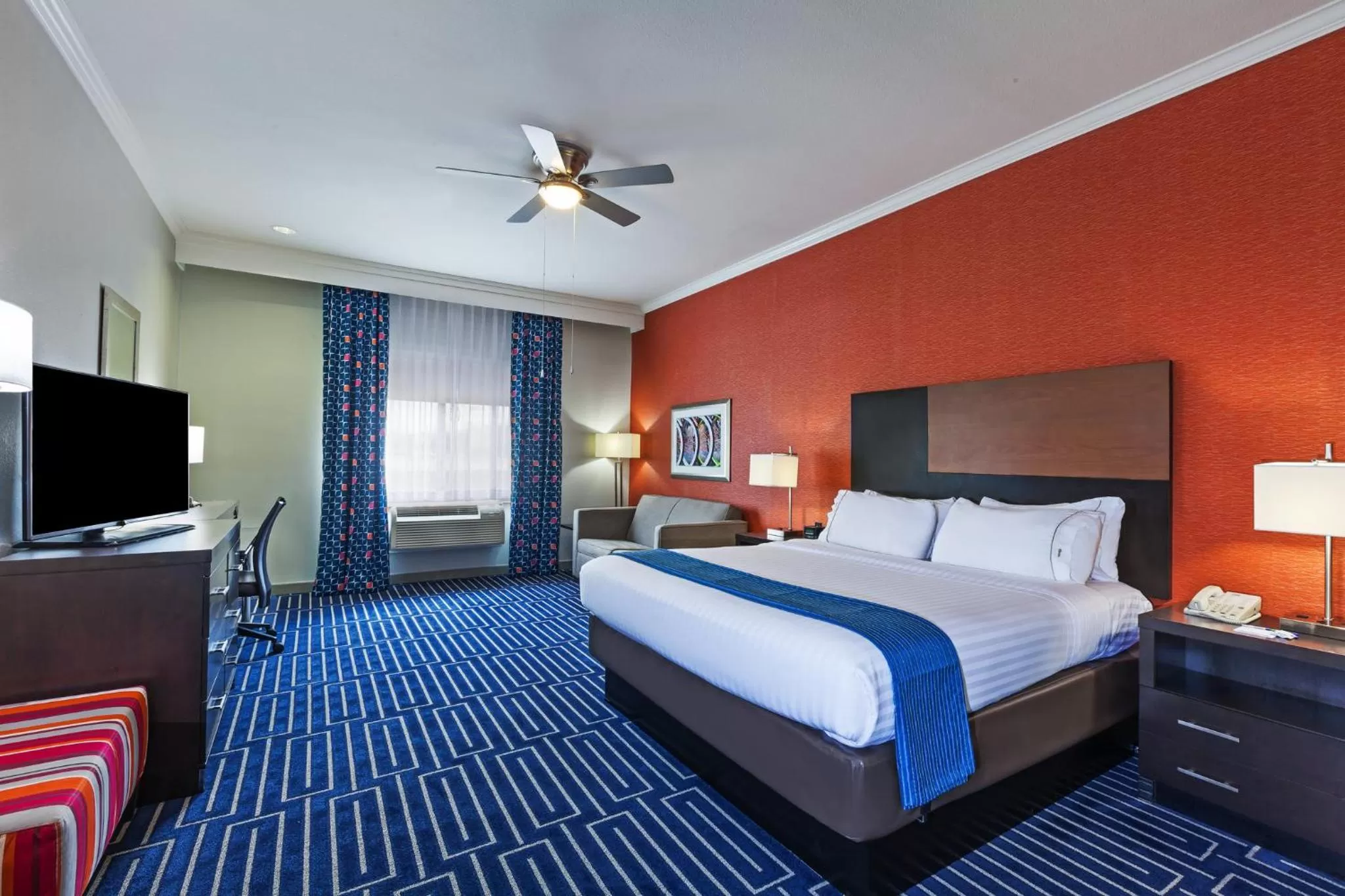 Photo of the whole room, Bed in Holiday Inn Express & Suites Houston East by IHG