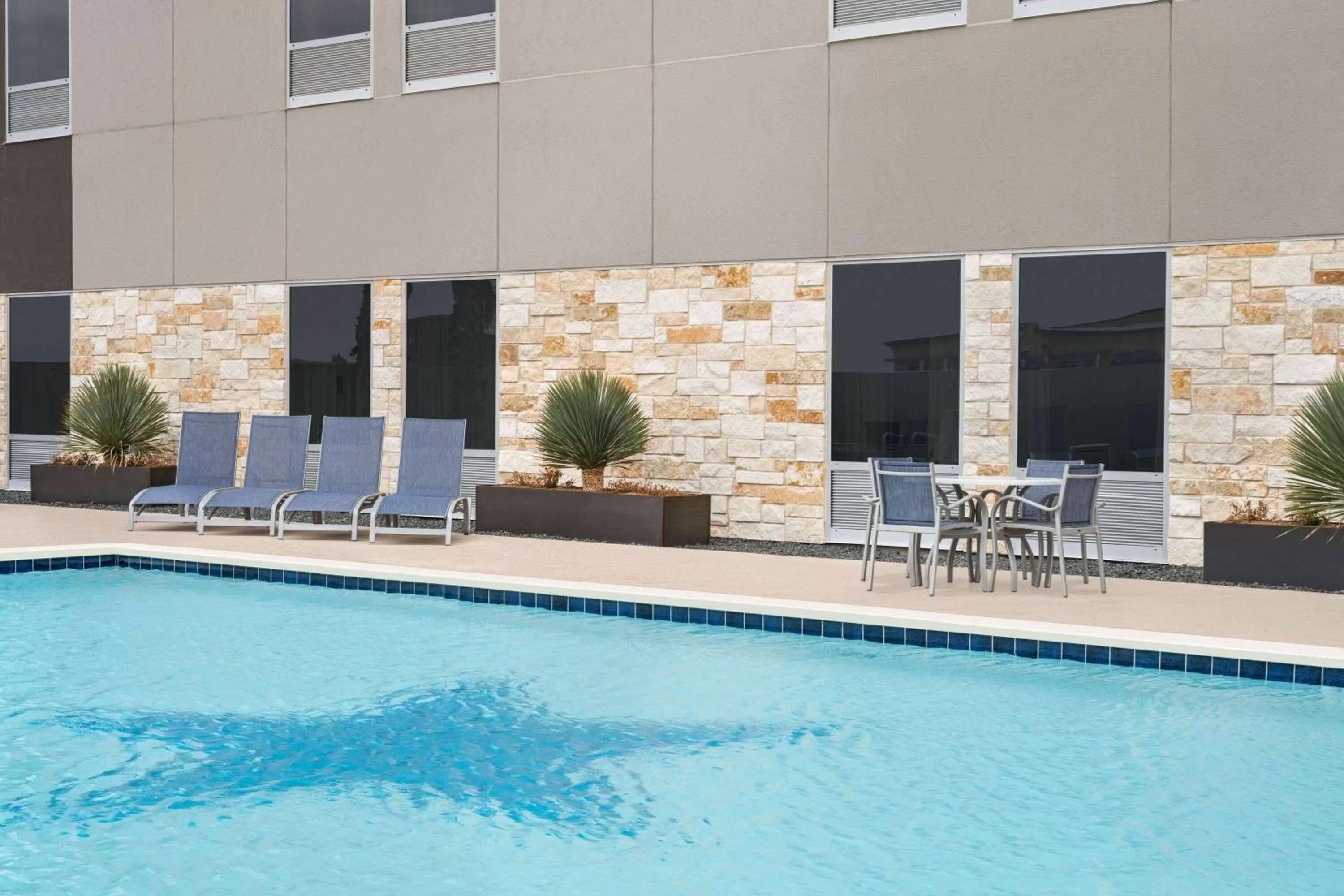Swimming pool in La Quinta Inn & Suites by Wyndham Del Rio