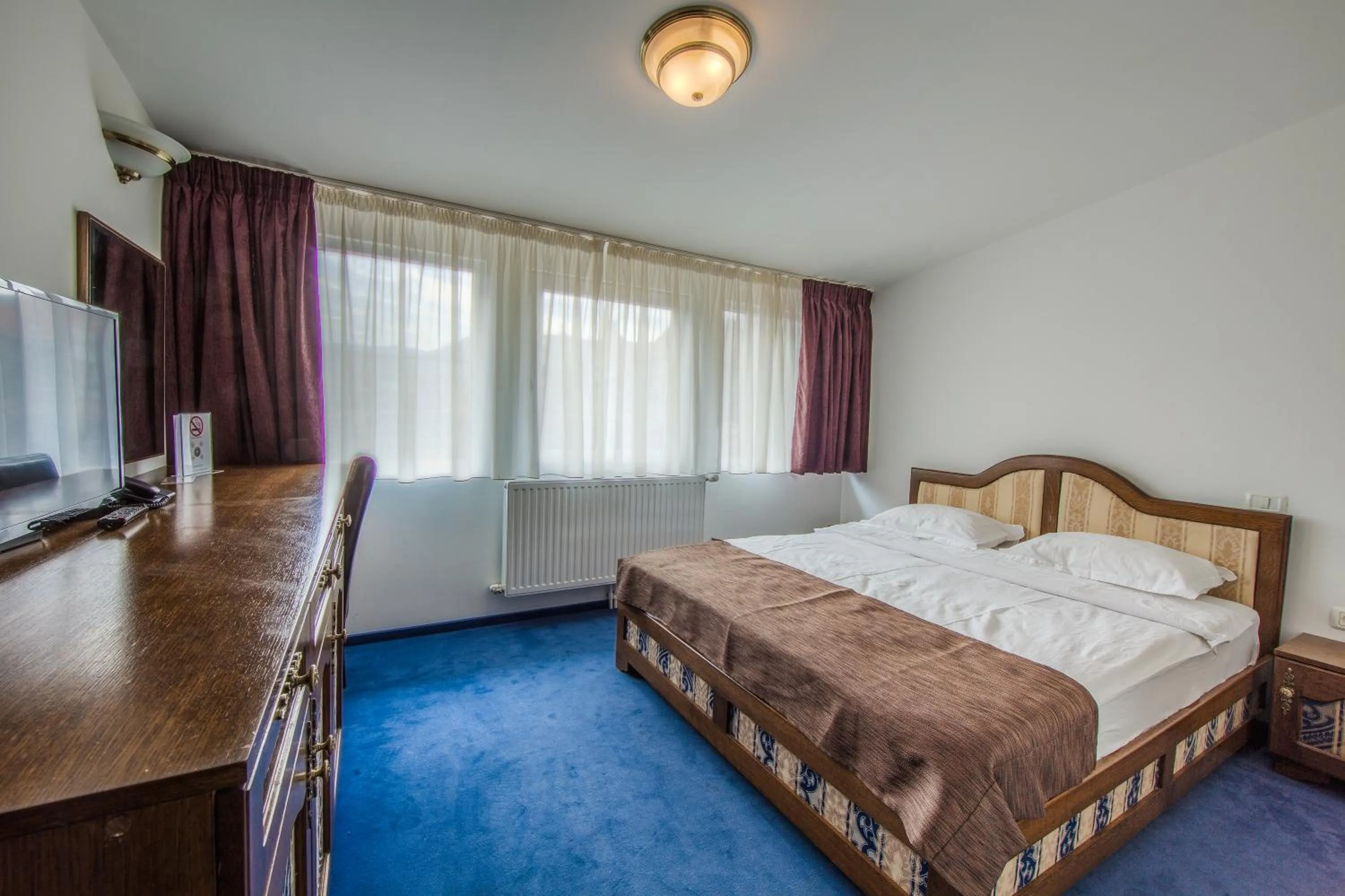 Photo of the whole room, Bed in Residence Central Annapolis