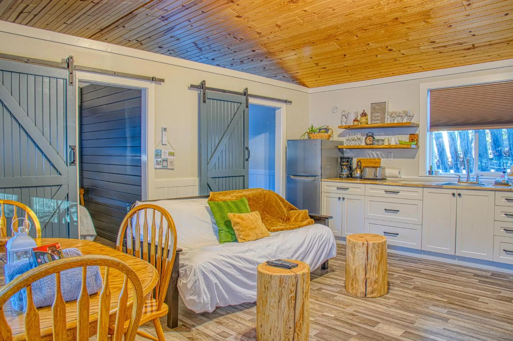 Kitchen or kitchenette in Barefoot Villas and Retreat