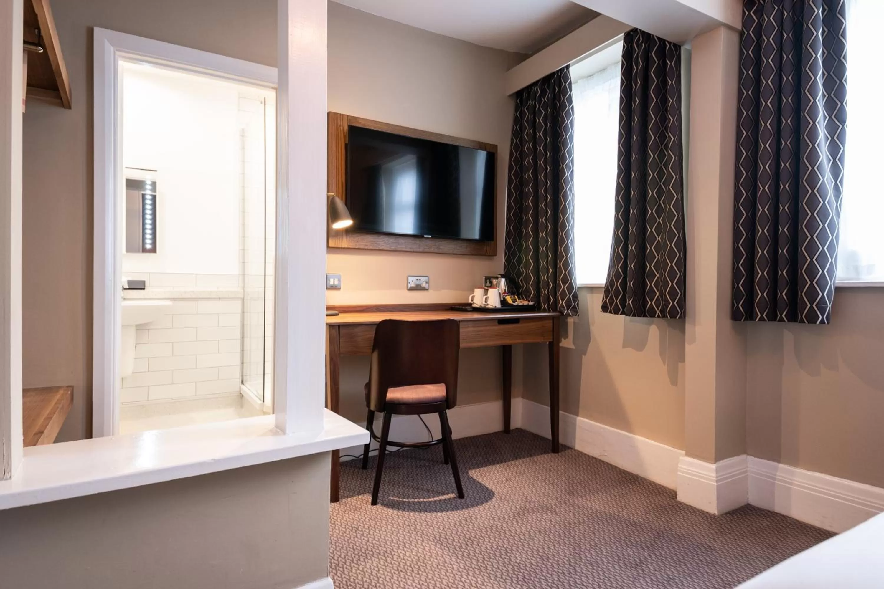 TV and multimedia, TV/Entertainment Center in Miller & Carter Brighton by Innkeeper's Collection