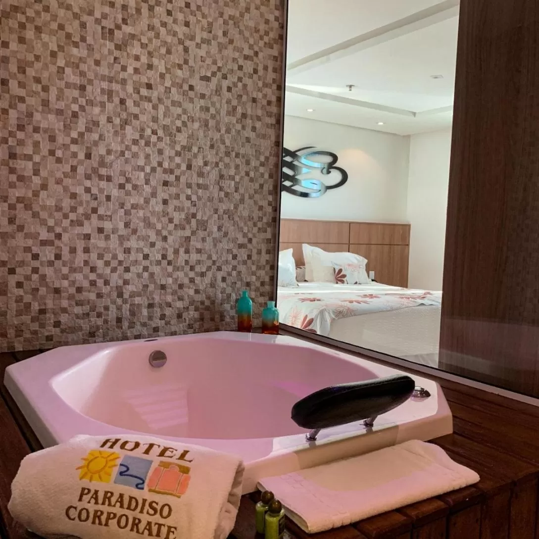 Hot Tub, Bed in Paradiso Corporate