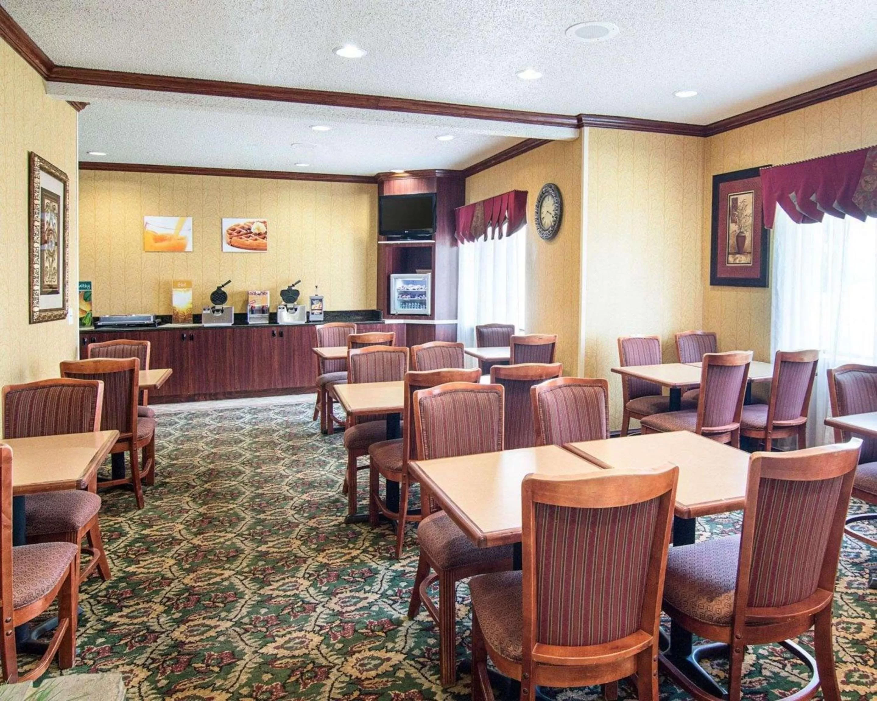 Restaurant/places to eat in Quality Inn Midland South