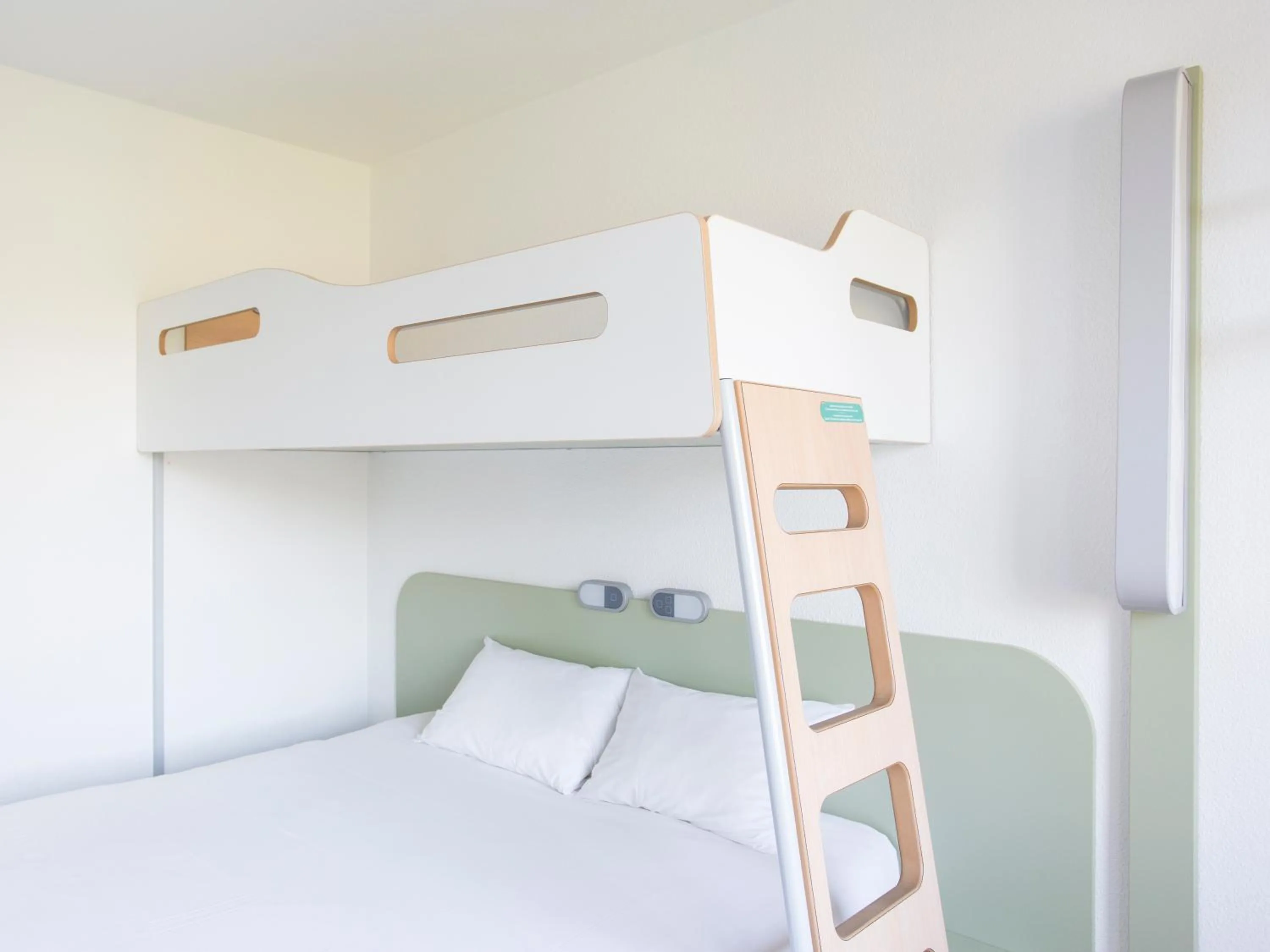 Bed in ibis budget Pau Lescar