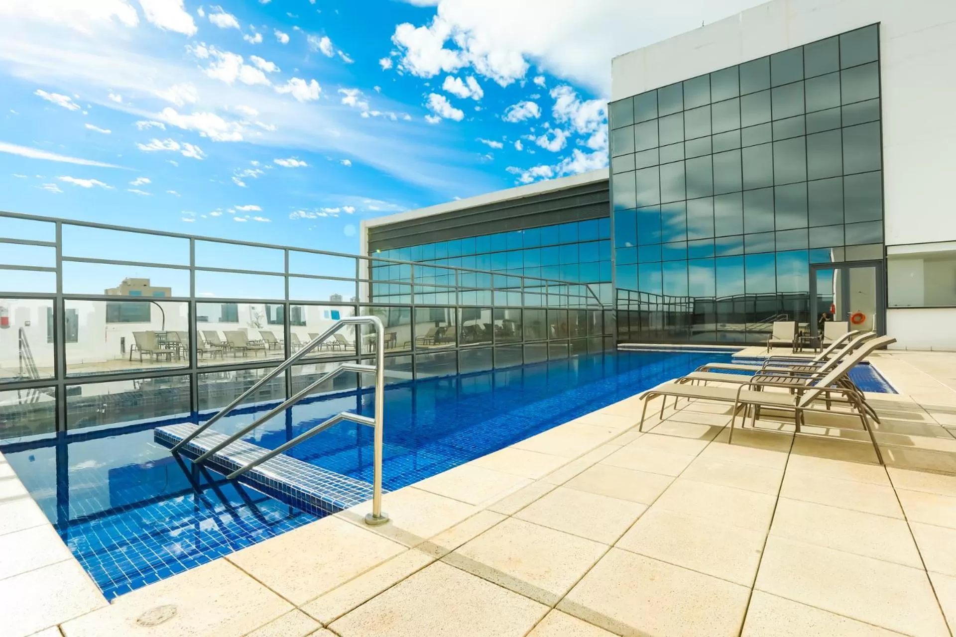 Swimming pool in TRYP By Wyndham Ribeirão Preto