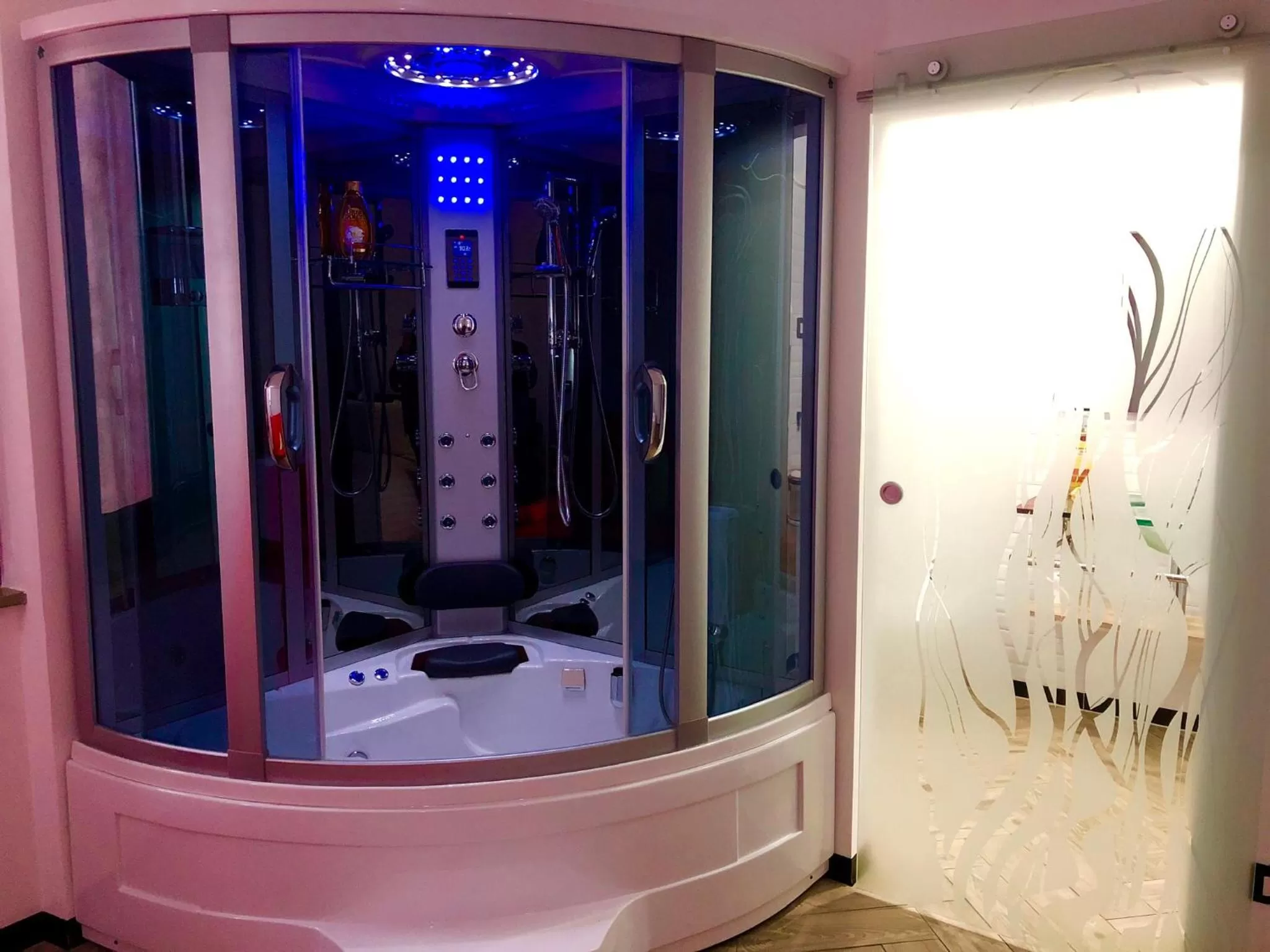 Shower, Bathroom in WELLNESS ART & WINE CAREN