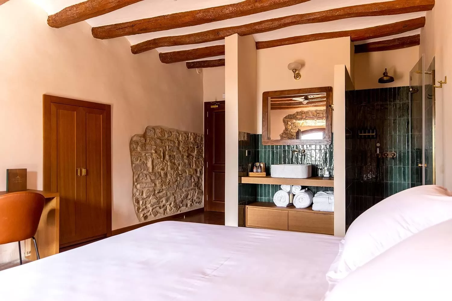 Bed in Hotel Montrubí 1771 - Slow Winery Hotel - Adults only