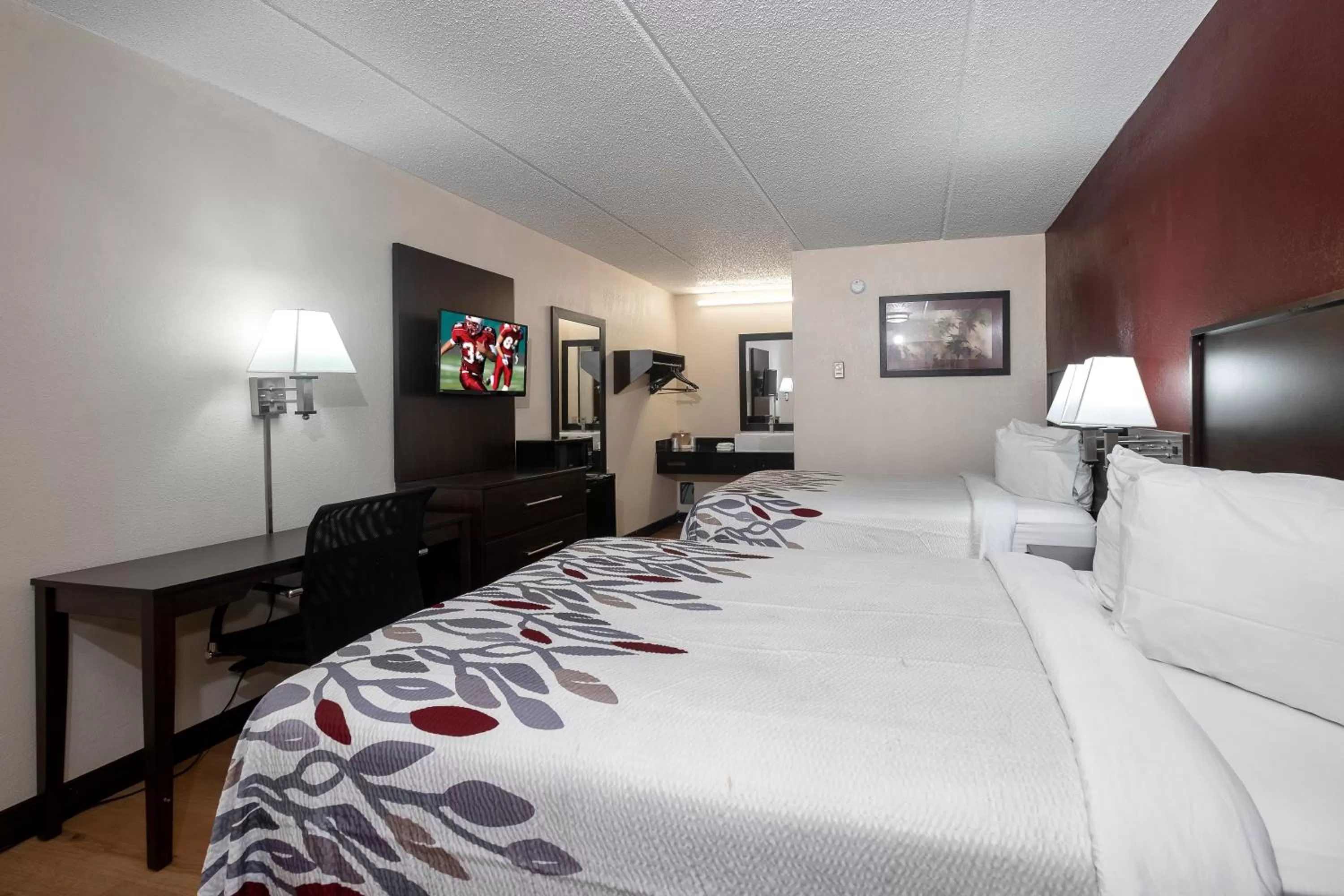 Photo of the whole room, Bed in Red Roof Inn Champaign - University