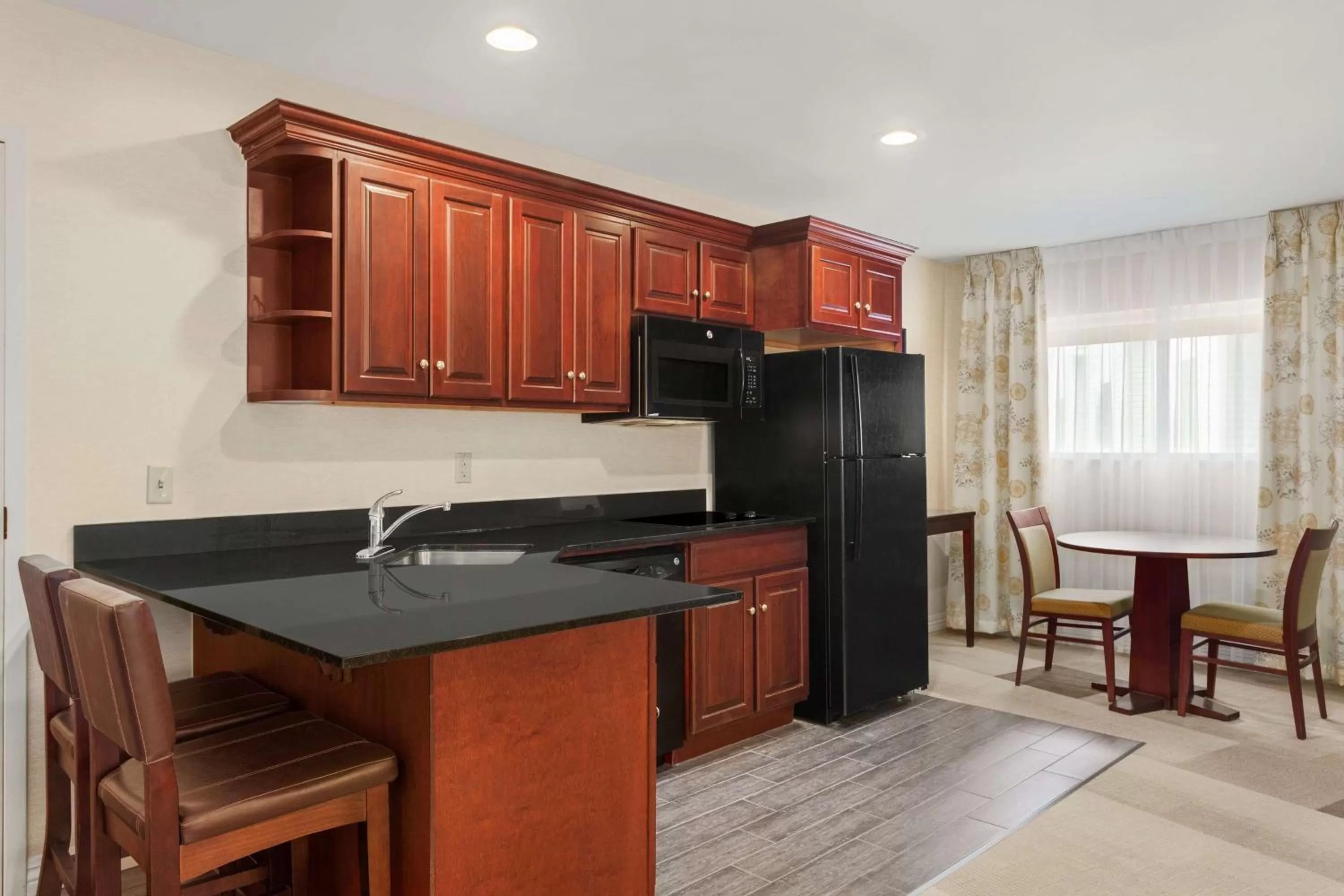 Kitchen or kitchenette in Hampton Inn Burlington - Colchester