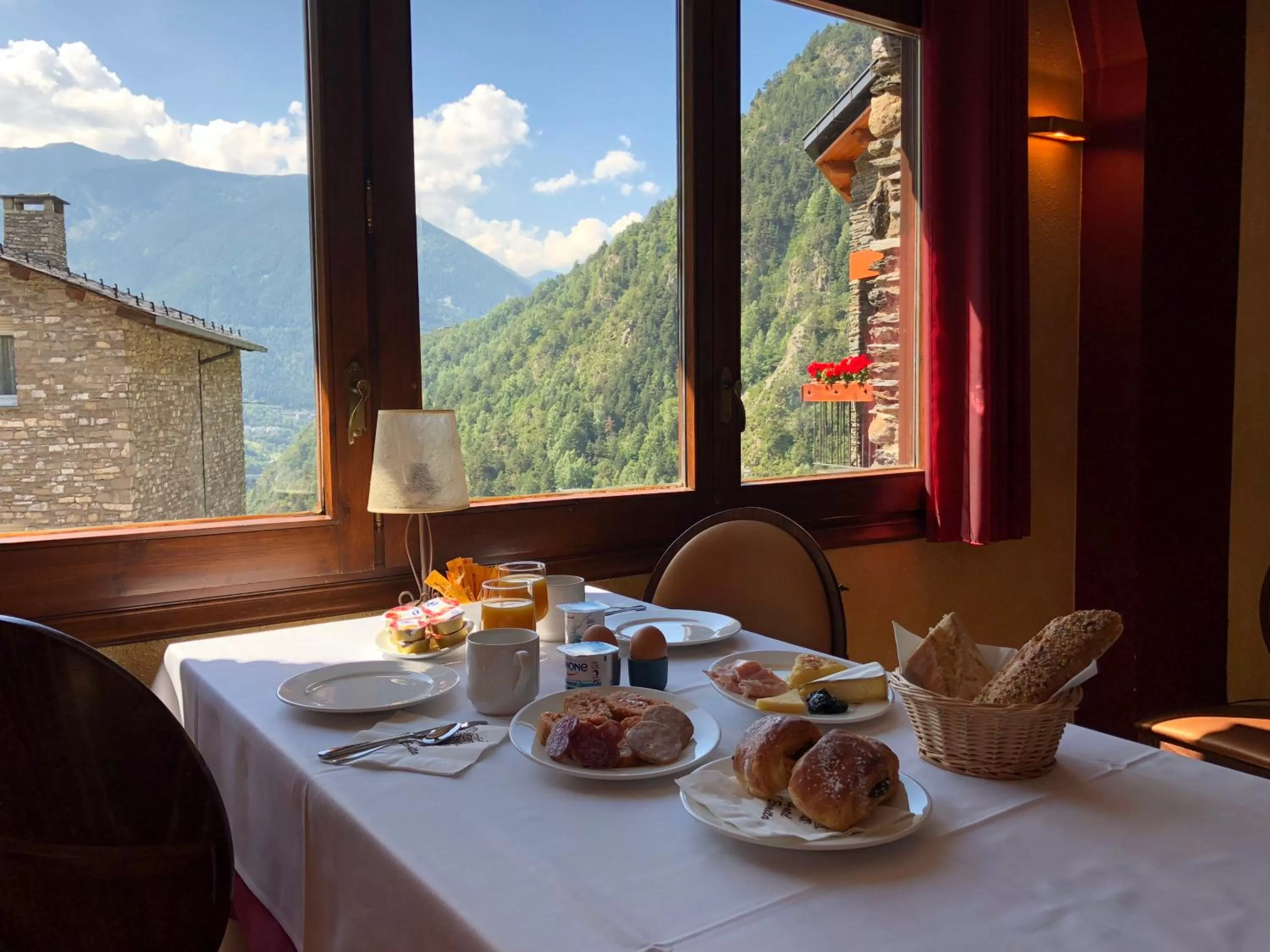 Buffet breakfast in Hotel L’Ermita B&B