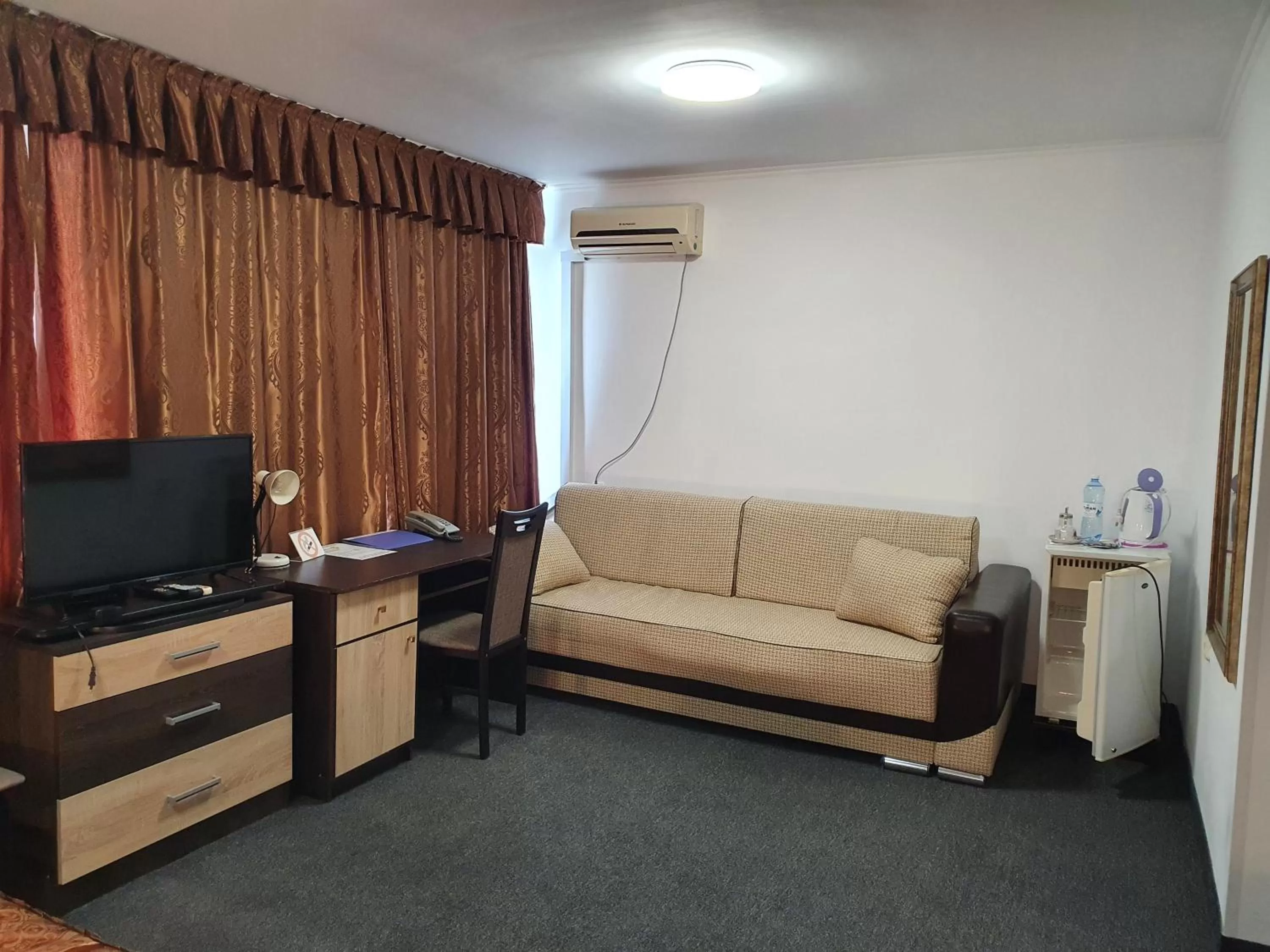 Seating area, TV/Entertainment Center in Aktobe Hotel