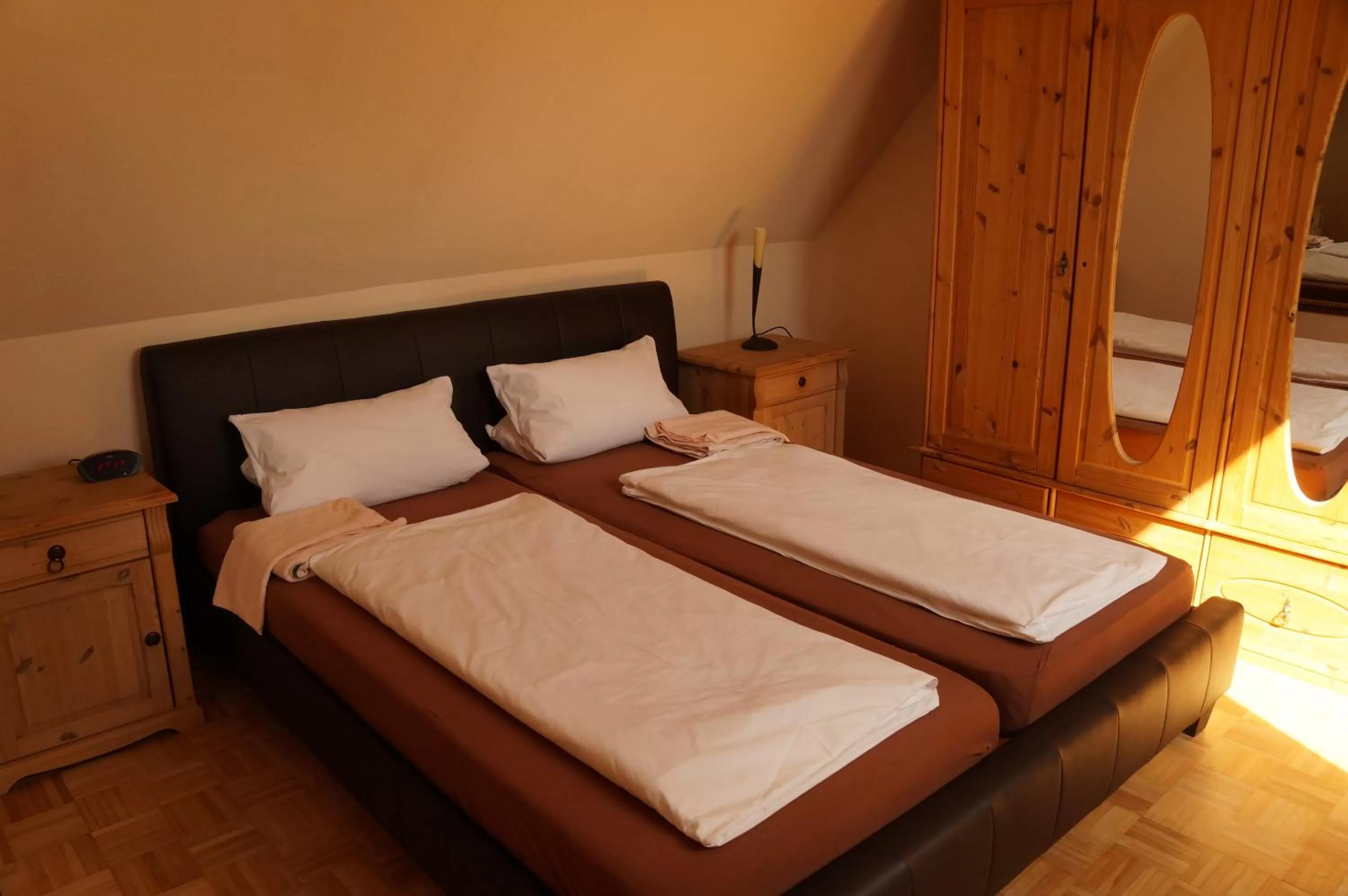 Bedroom, Bed in Hotel Boos