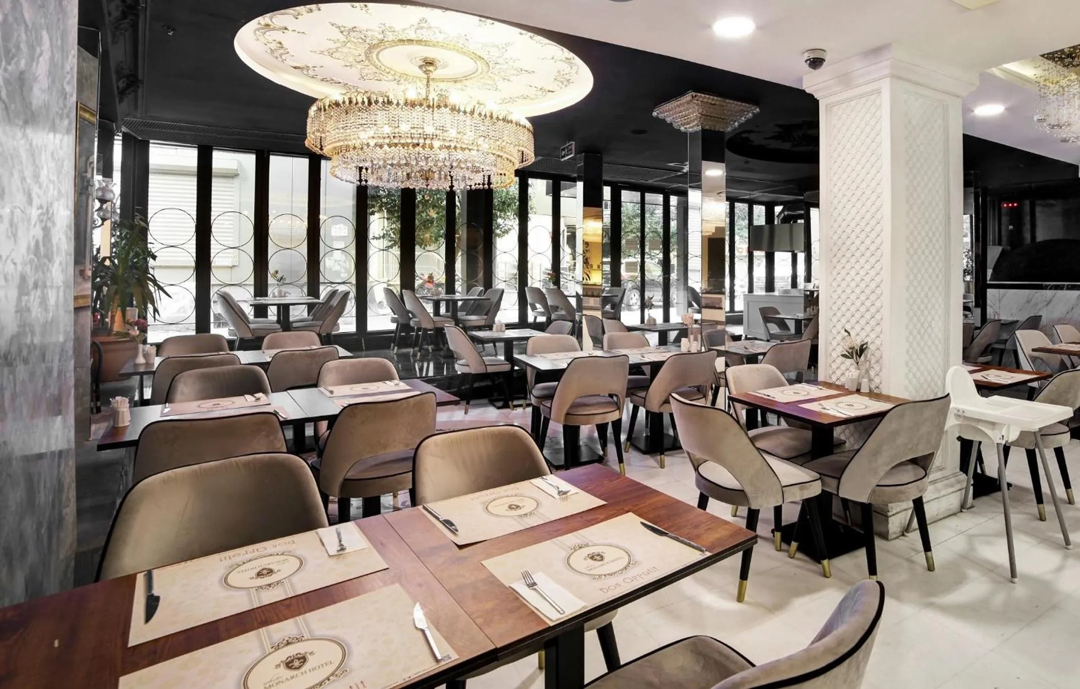 Restaurant/places to eat in White Monarch Hotel