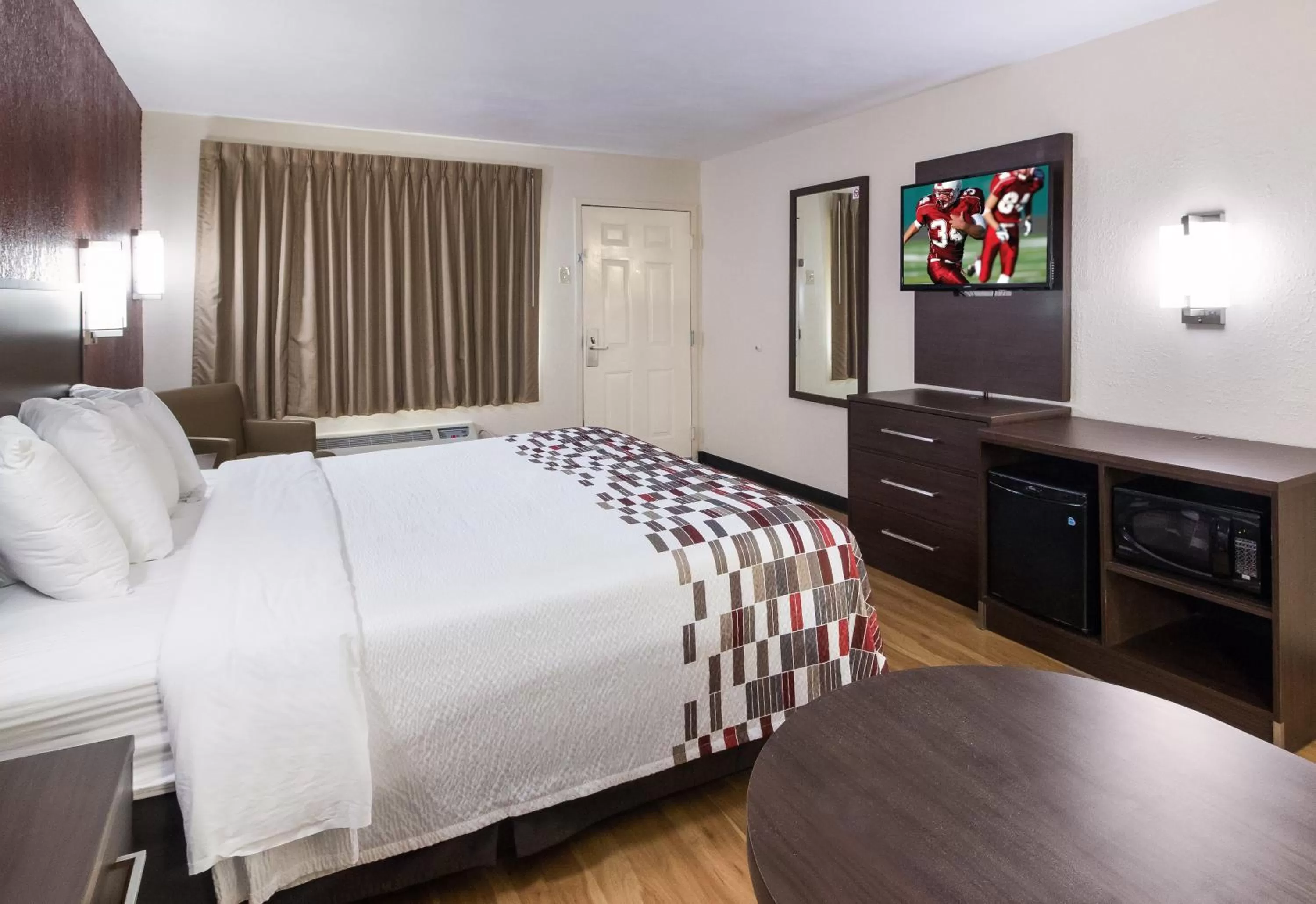 Photo of the whole room, Bed in Red Roof Inn & Suites Commerce - Athens