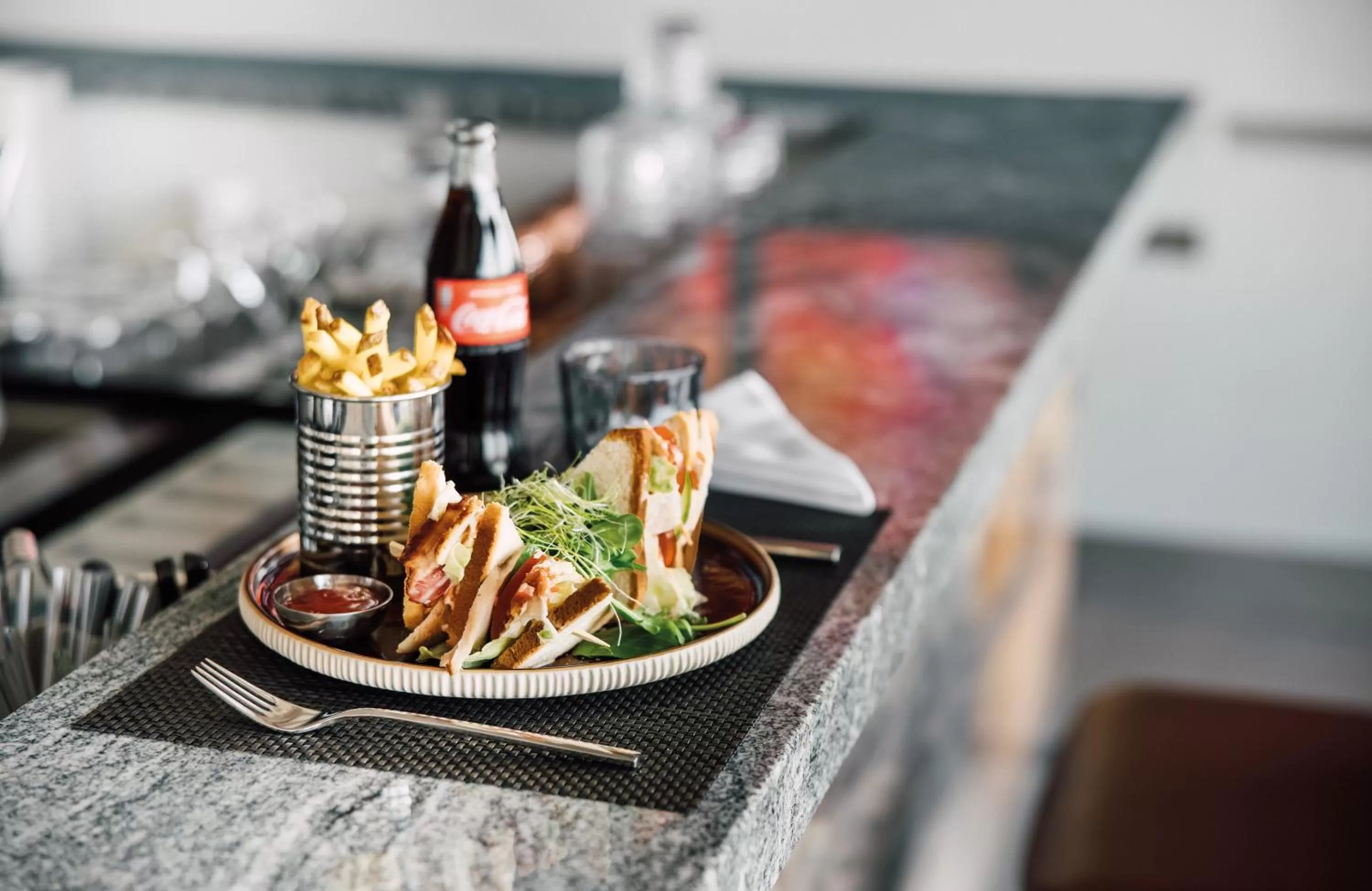 Lounge or bar in Leonardo Hotel Zurich Airport