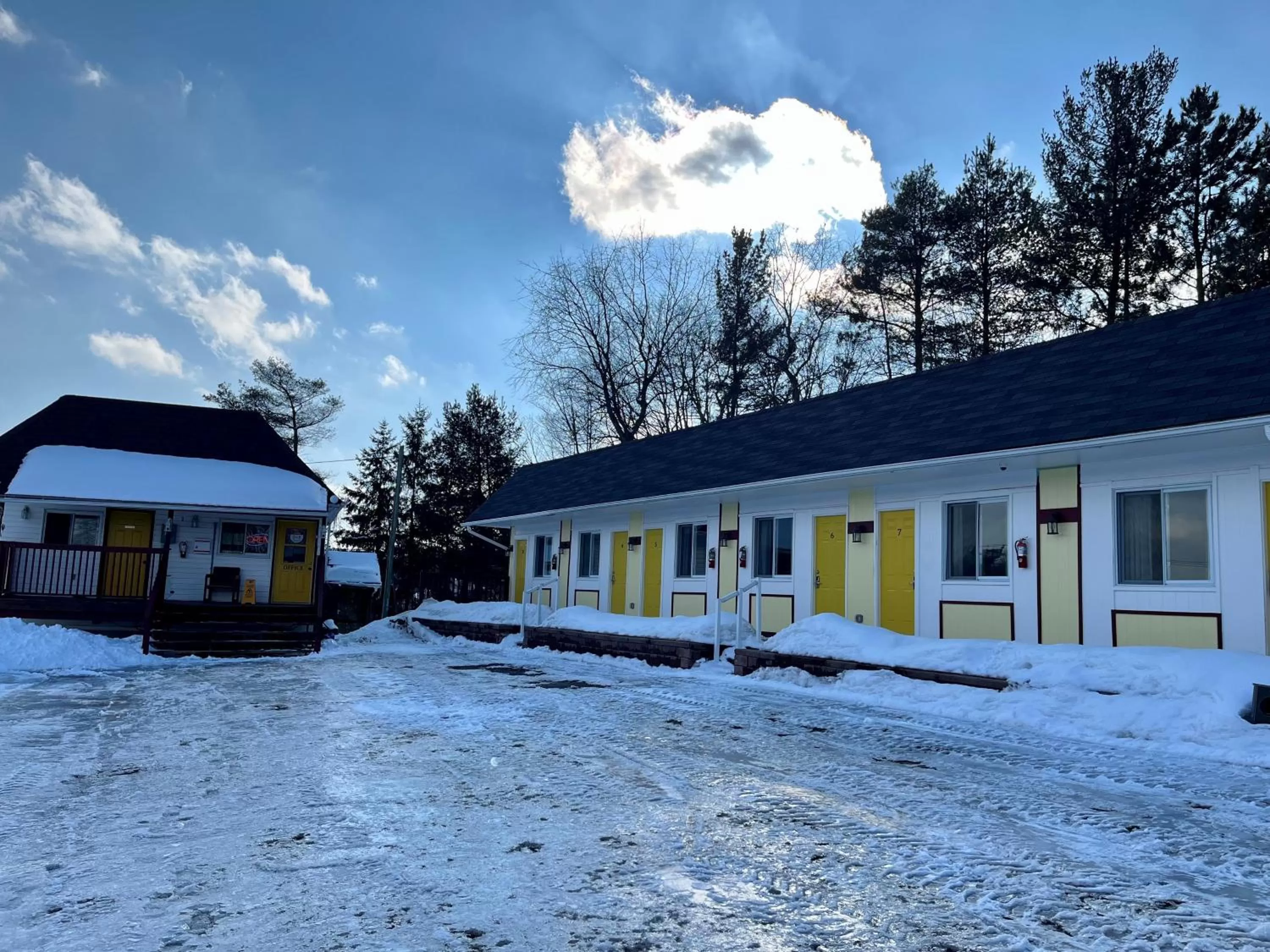 Property building in Skyland Motel Inn & Suites