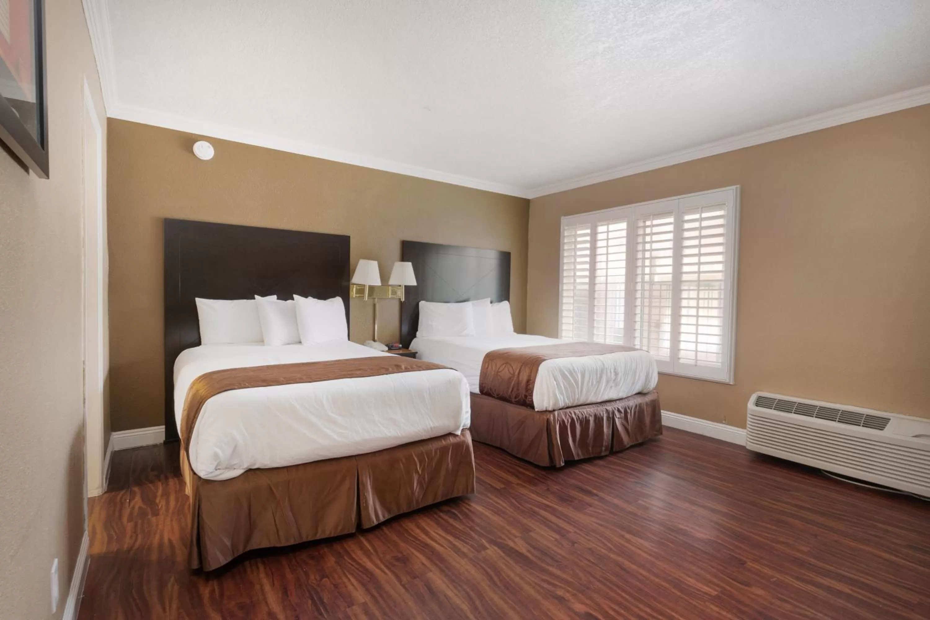 Bed in Americas Best Value Inn & Suites Anaheim