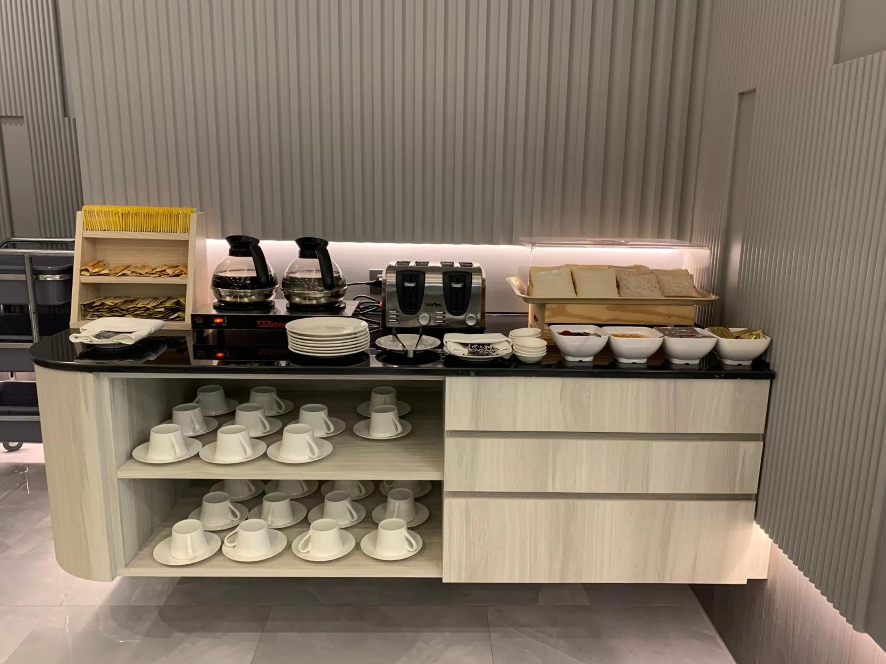 Restaurant/places to eat in Thana Wisut Hotel