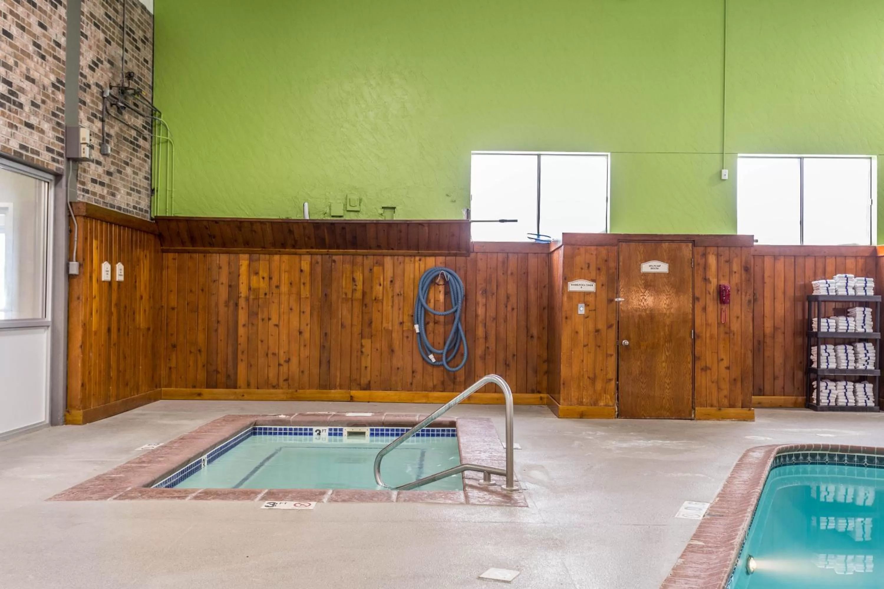 Hot Tub in EverSpring Inn and Suites