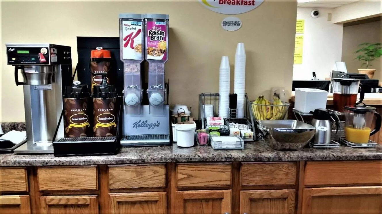 Food and drinks in Super 8 by Wyndham Macomb