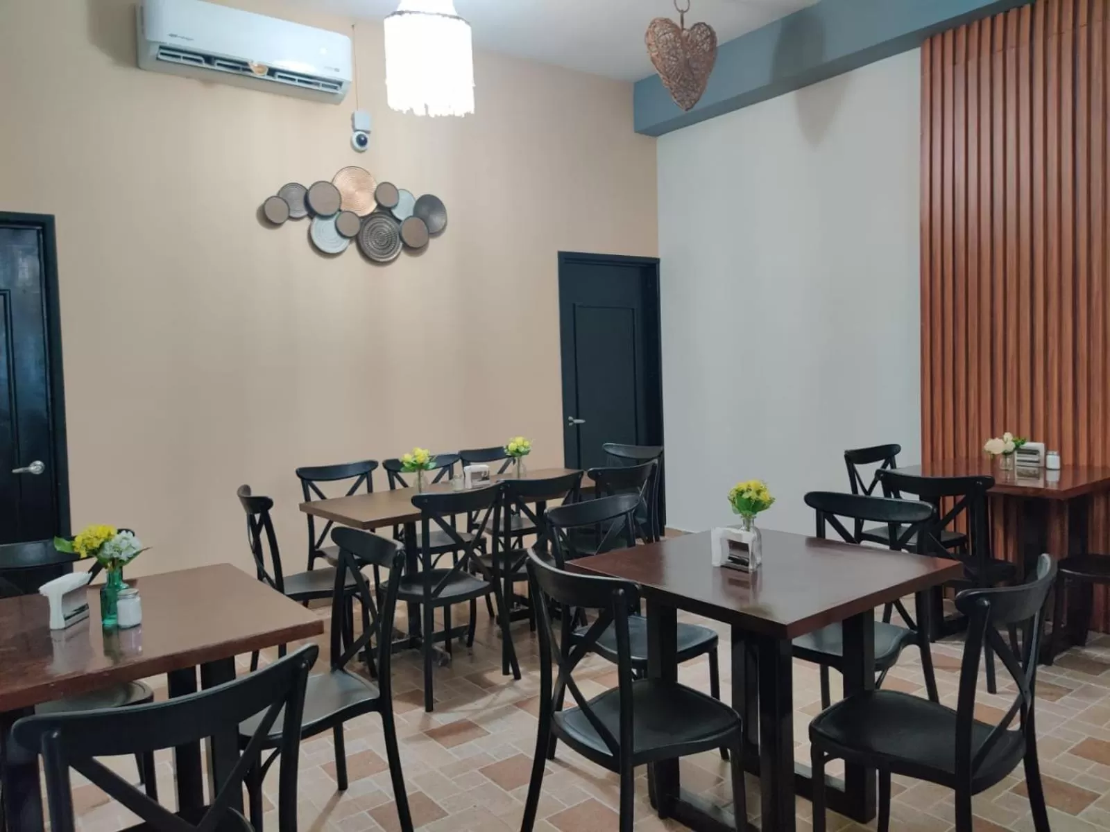 Restaurant/places to eat in Hotel Tamtokow