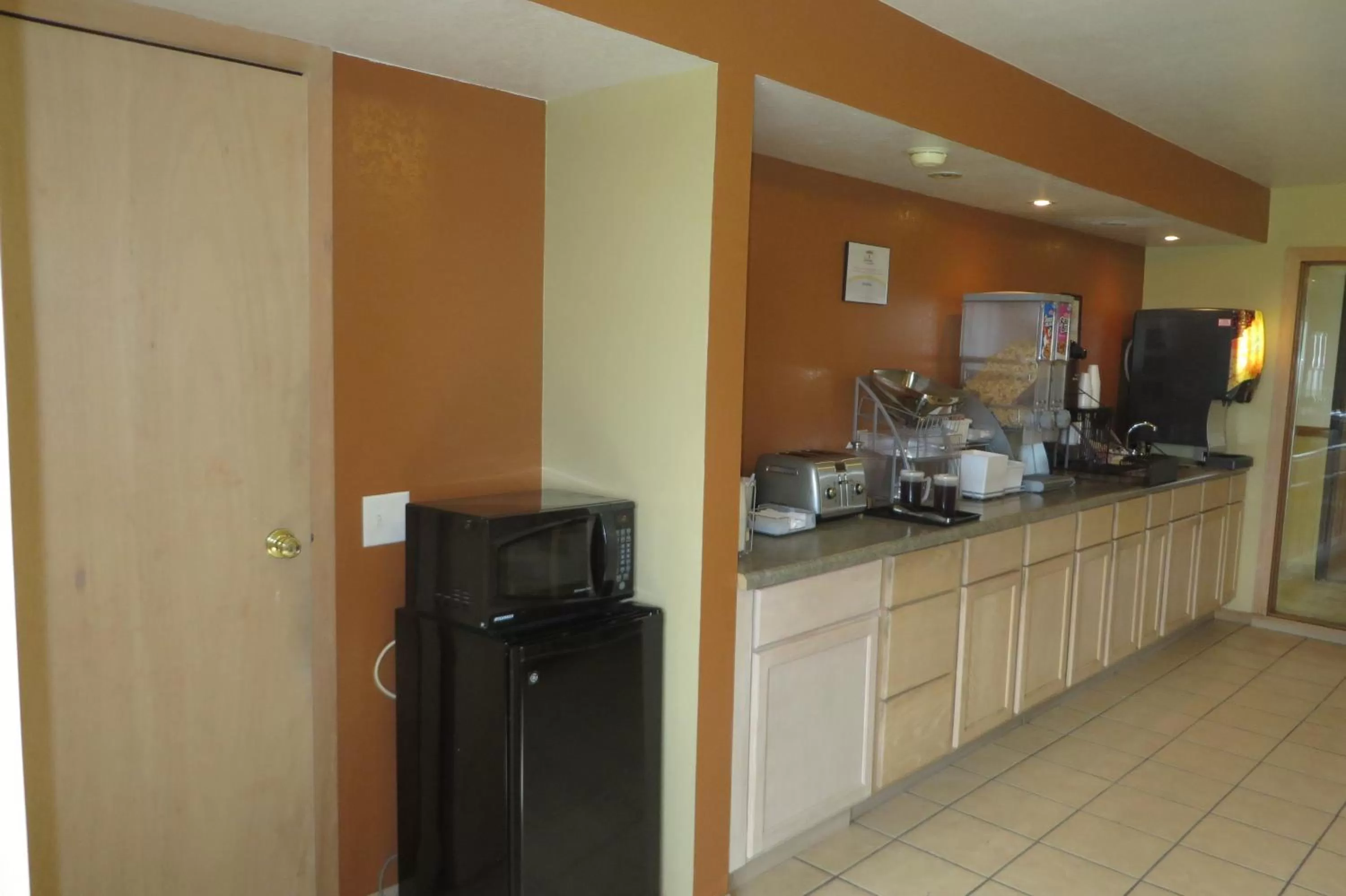 Coffee/tea facilities in Super 8 by Wyndham Grinnell IA