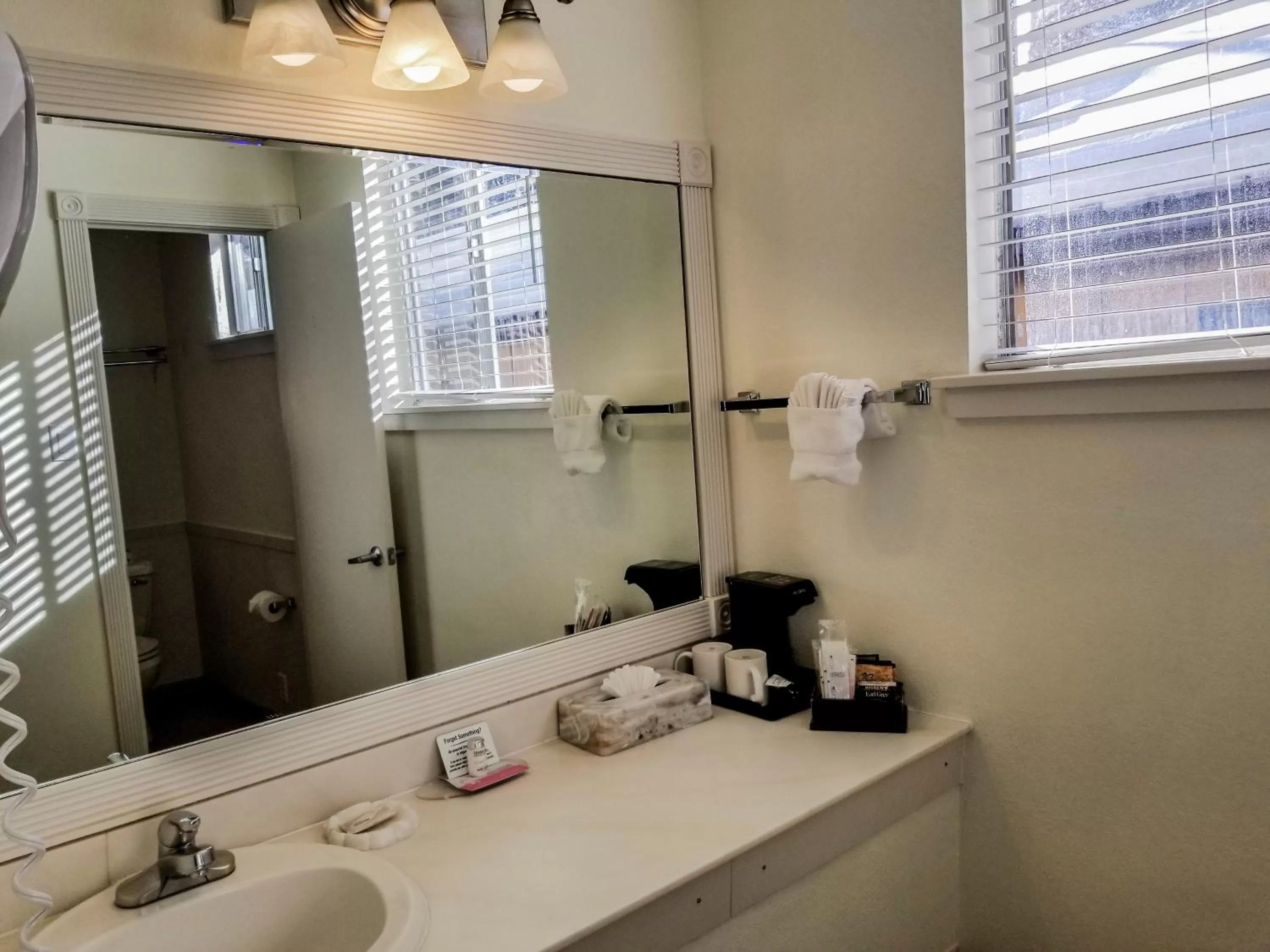 Bathroom in Twin Peaks Lodge & Hot Springs