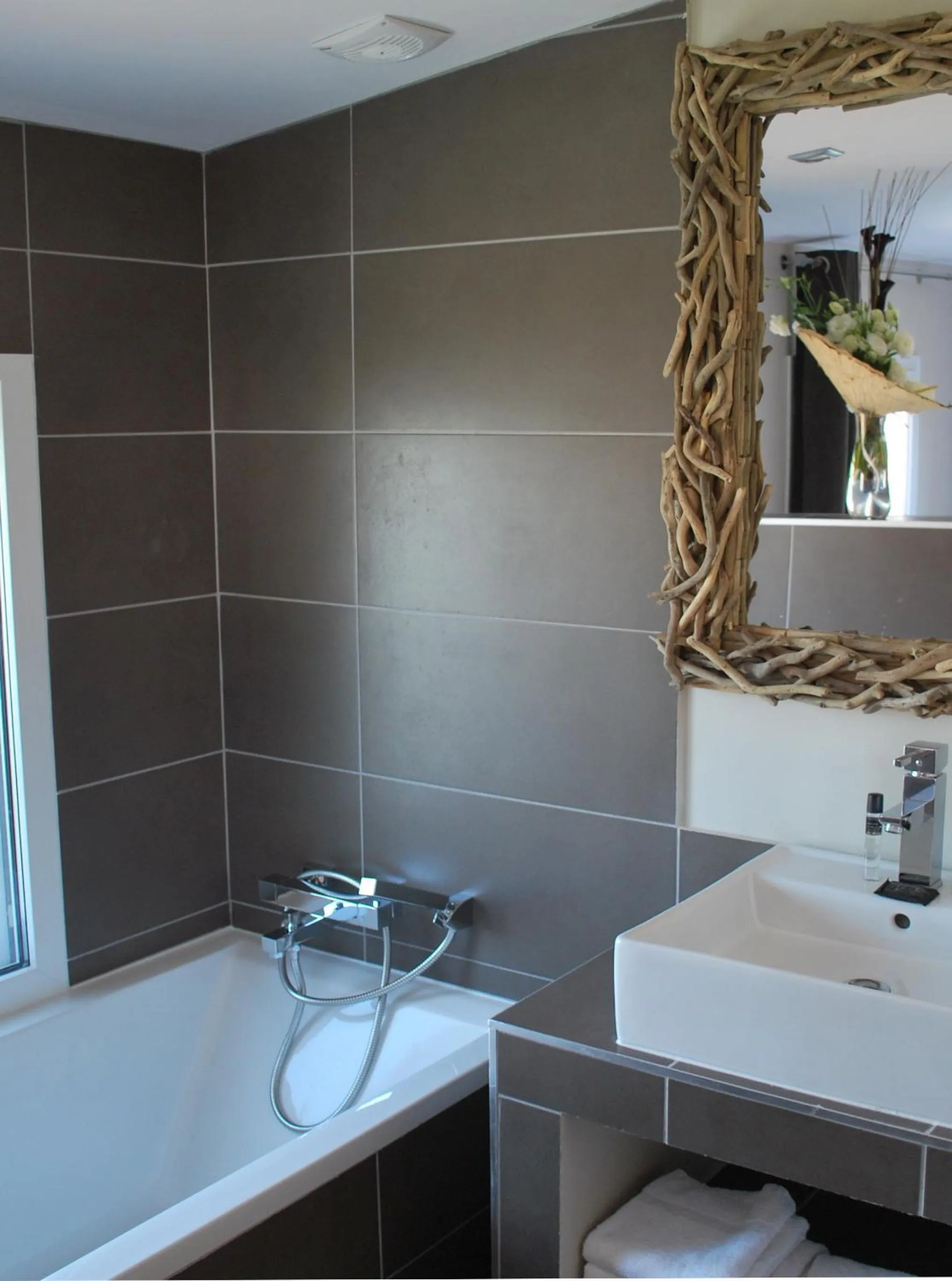 Bathroom in Hôtel St Sernin