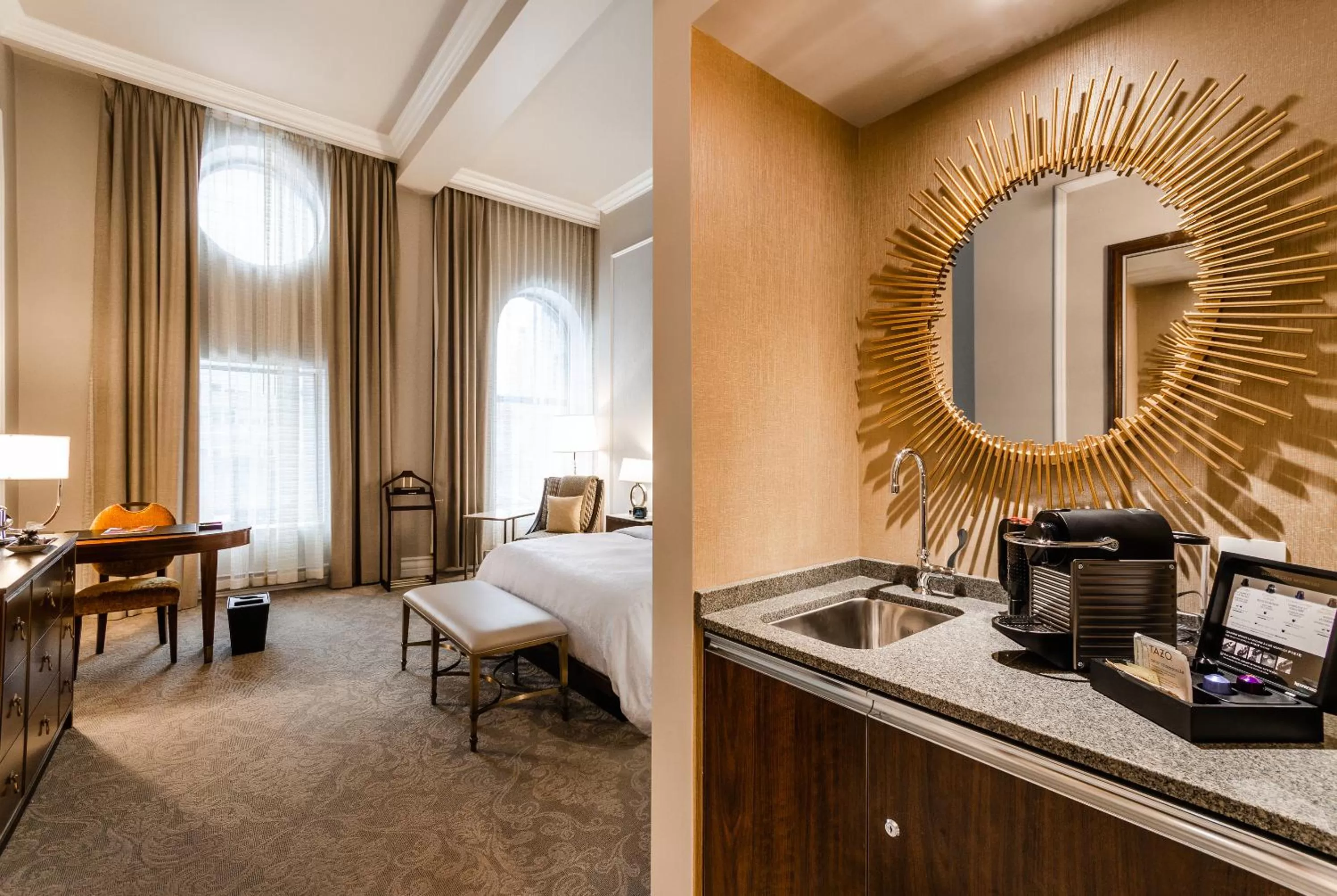 Photo of the whole room, Bed in Hôtel Birks Montréal