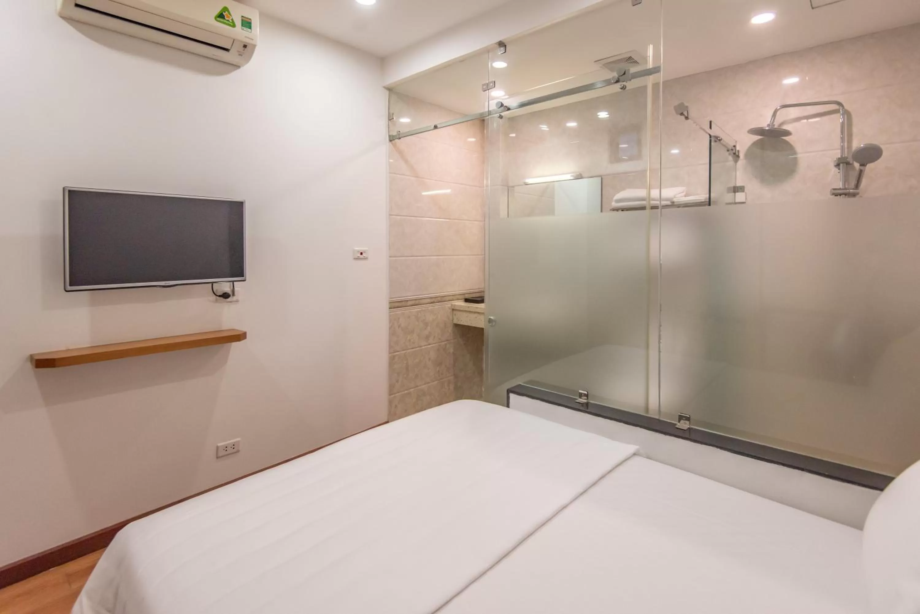 Shower, Bed in Coco Hotel Cau Giay