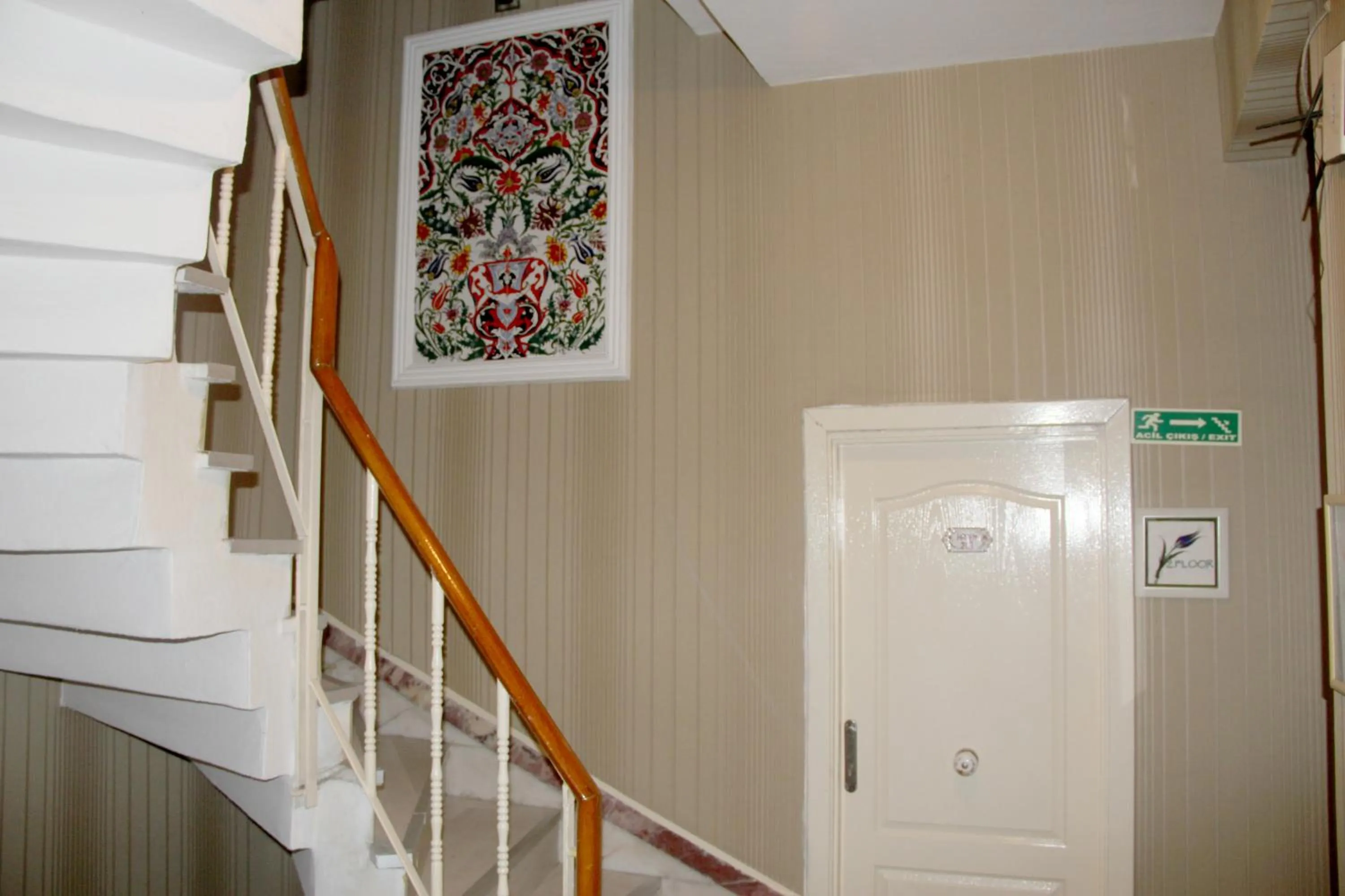 Decorative detail in Divas Silver