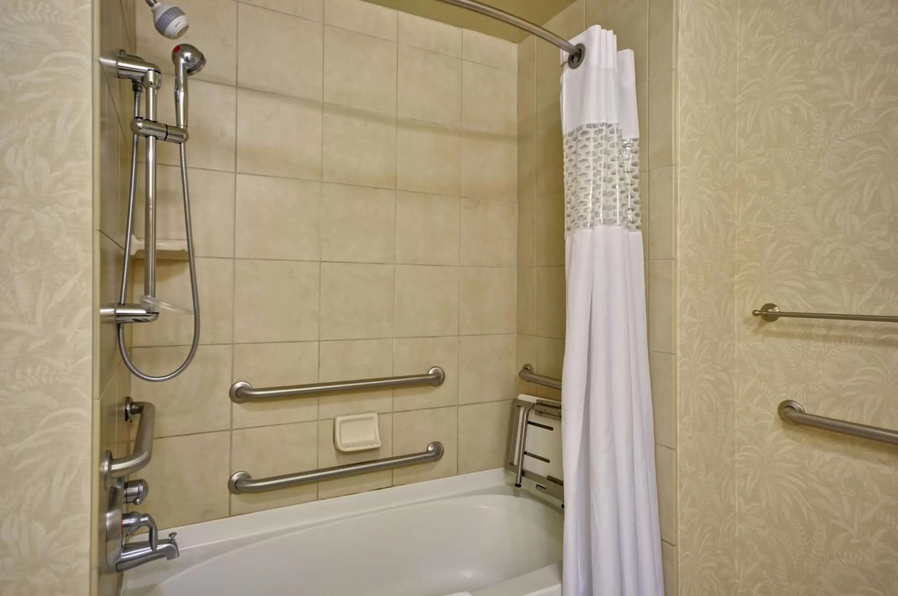 Bathroom in Hampton Inn & Suites North Charleston-University Boulevard