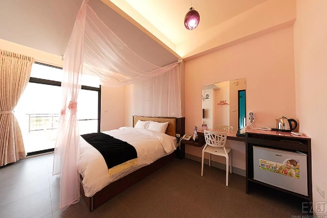 Photo of the whole room, Bed in Mirage