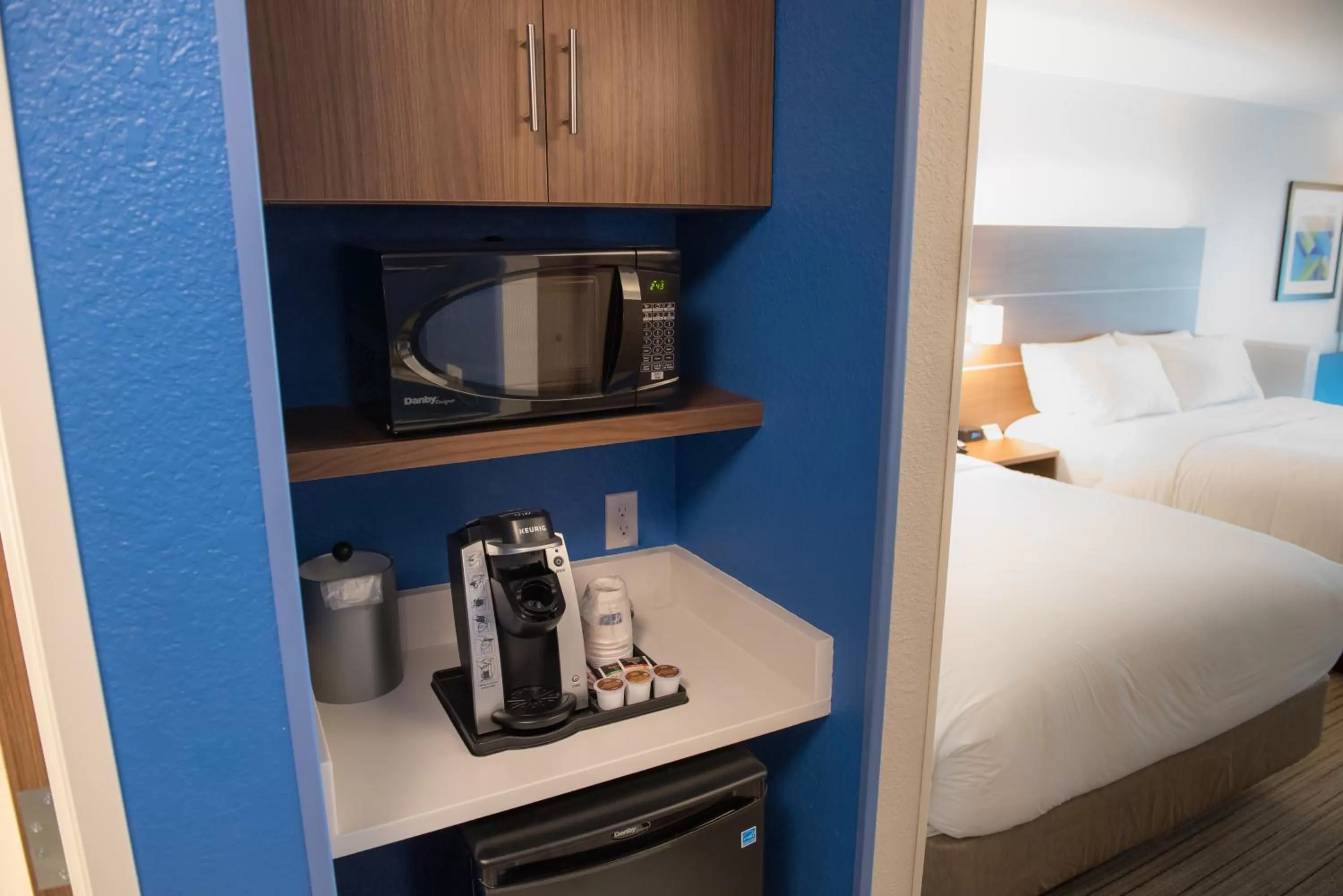 Coffee/tea facilities, Bed in Holiday Inn Express & Suites - Merrillville by IHG