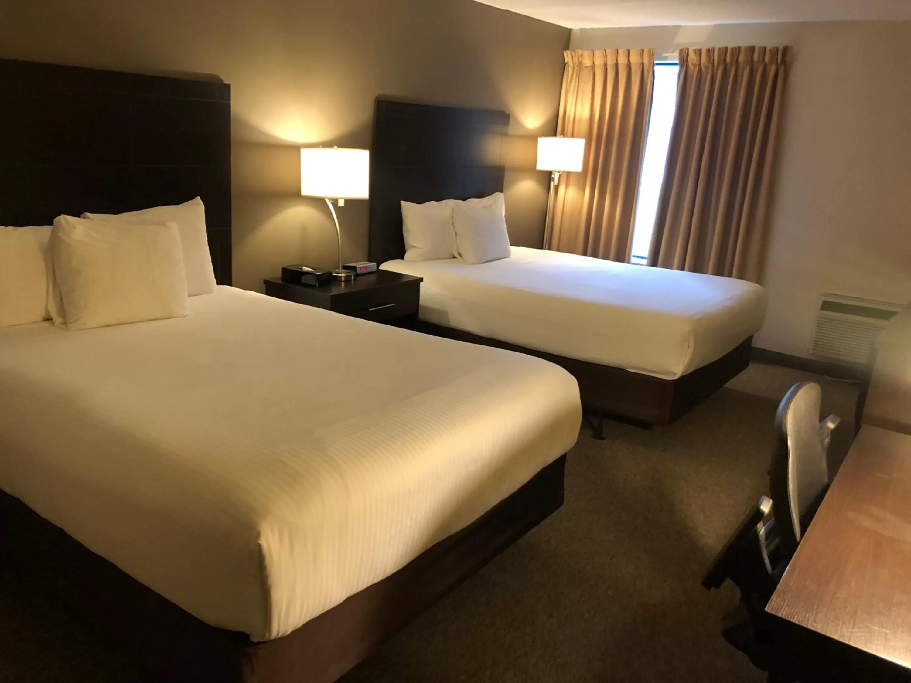 Photo of the whole room, Bed in Ramada by Wyndham Lindsay