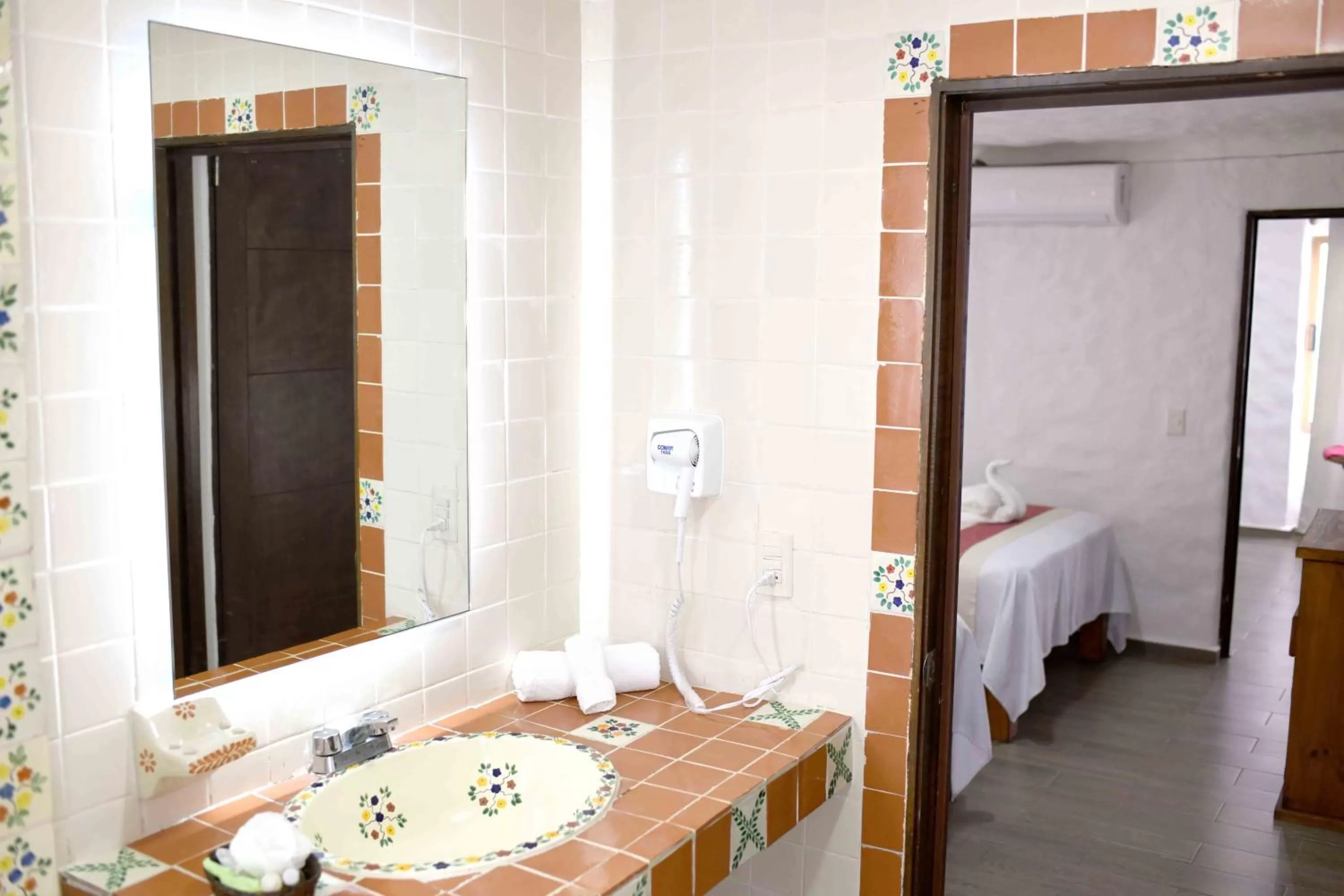 Bathroom, Bed in Petit Hotel Pilitas