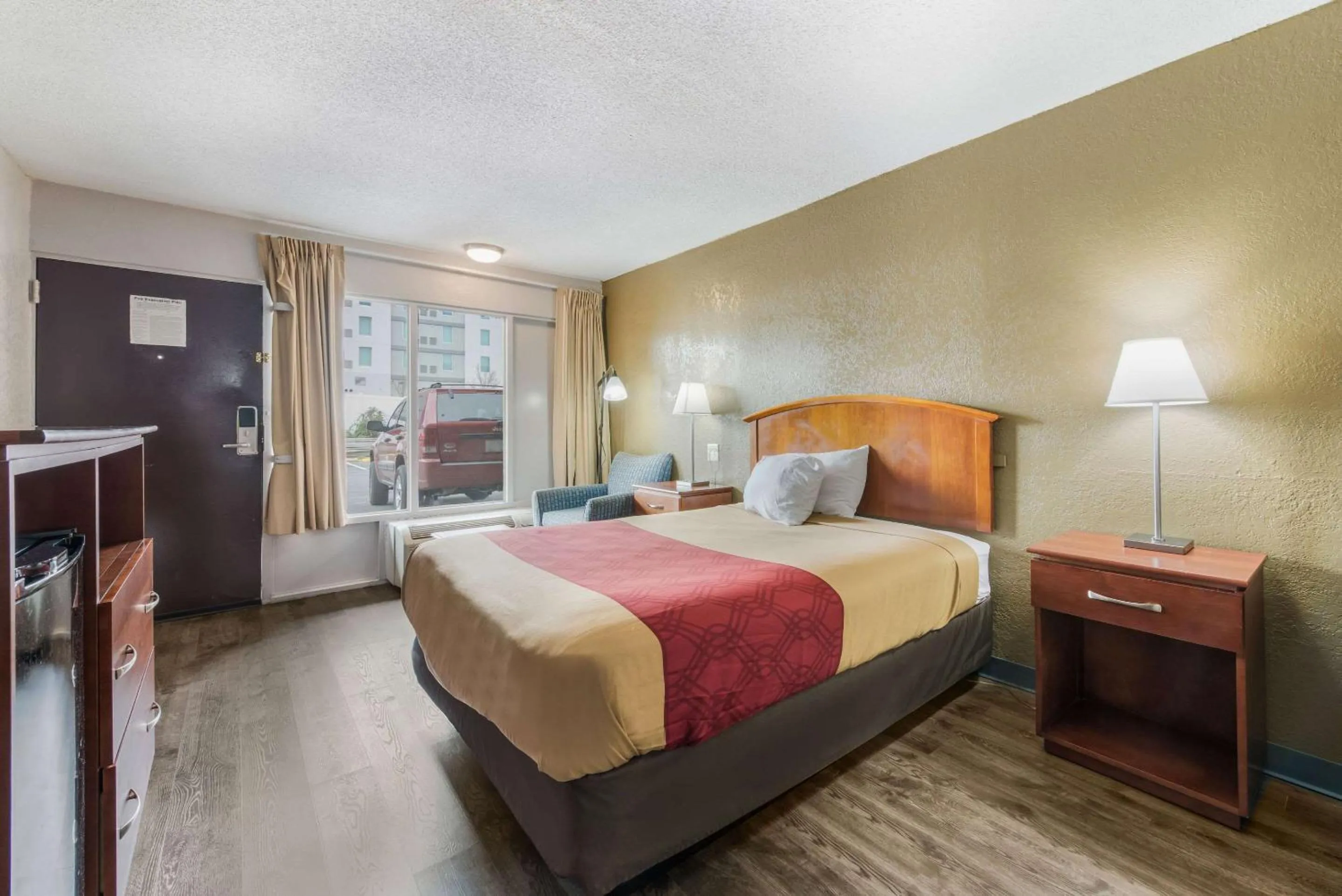 Photo of the whole room, Bed in Econo Lodge Salisbury South