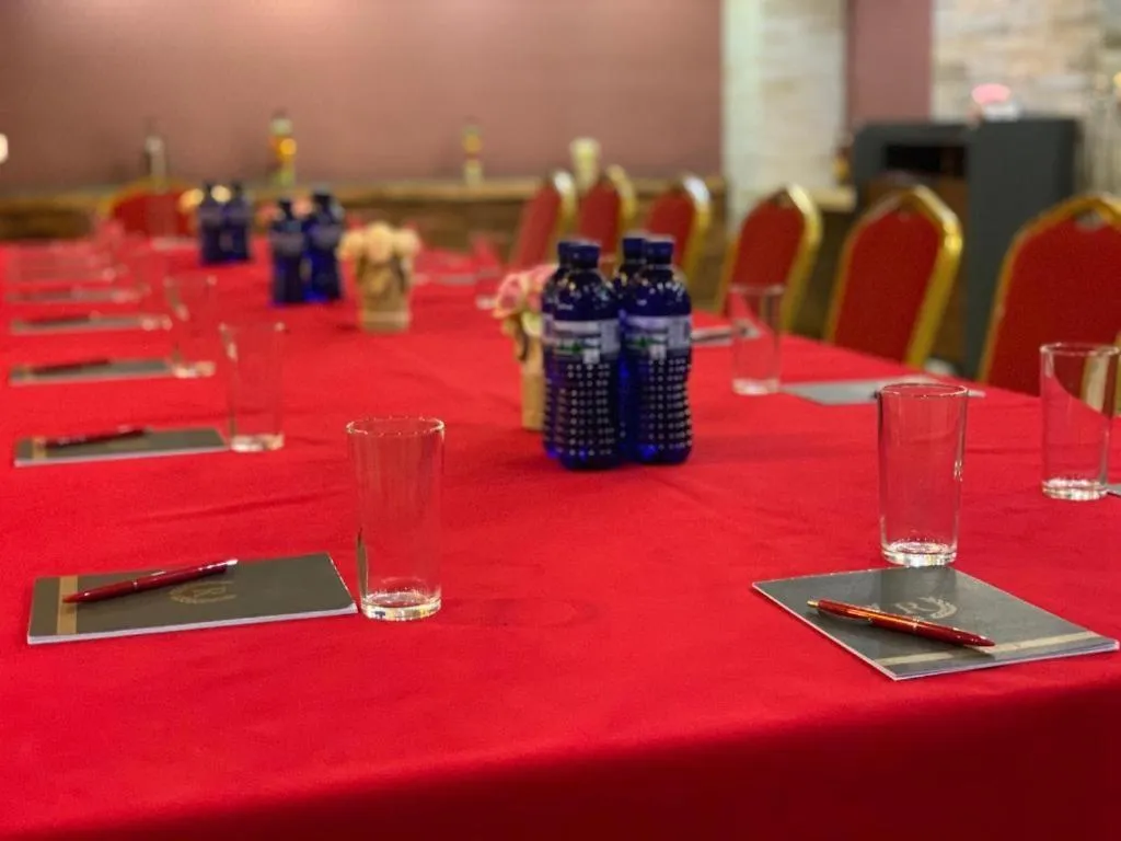 Restaurant/places to eat in Redline Hotel