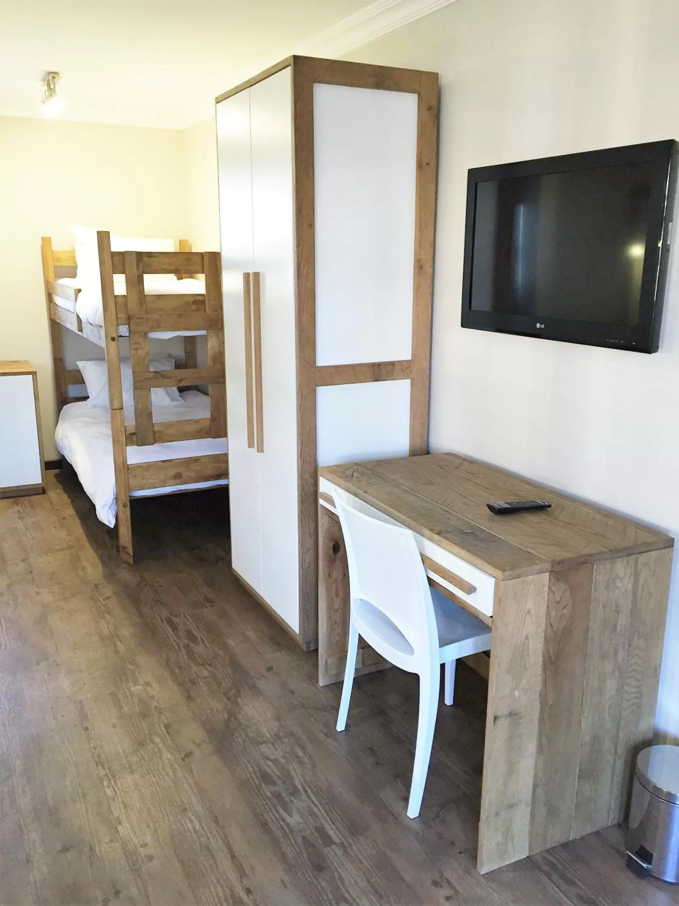 TV and multimedia, Bed in Loerie Guest Lodge