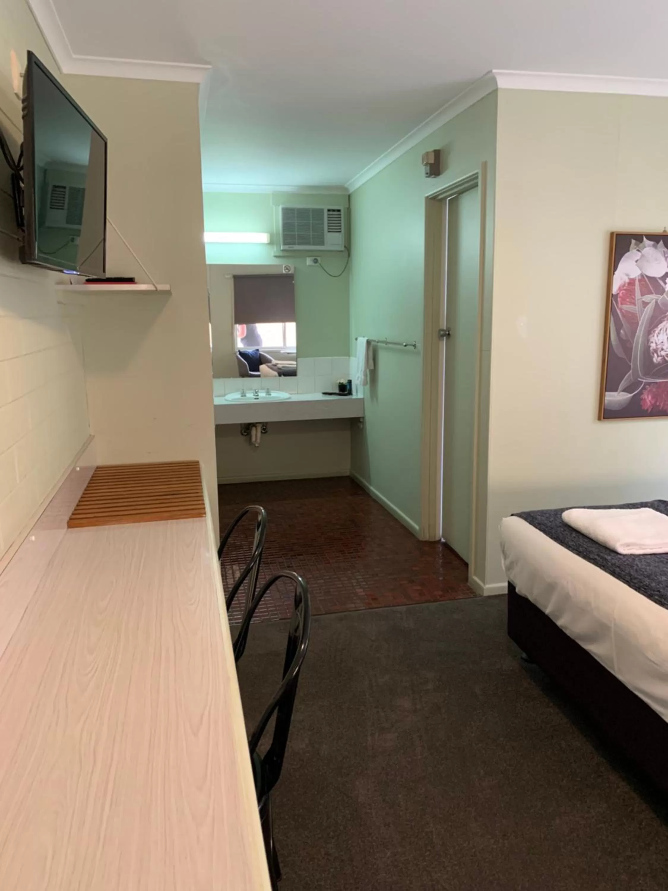 Coffee/tea facilities, Bed in Finley Country Club Hotel Motel