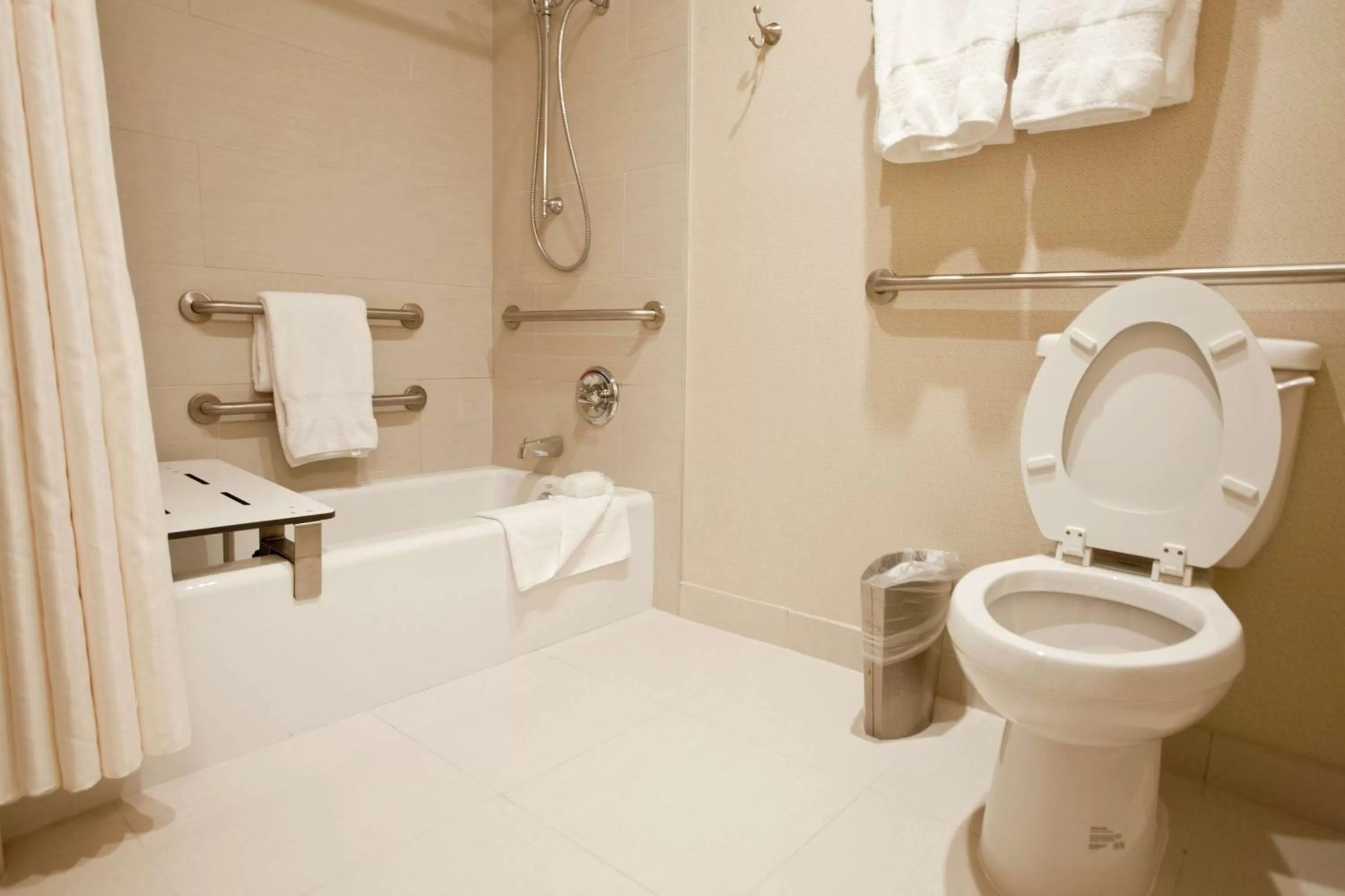 Bathroom in Midland Plaza Hotel