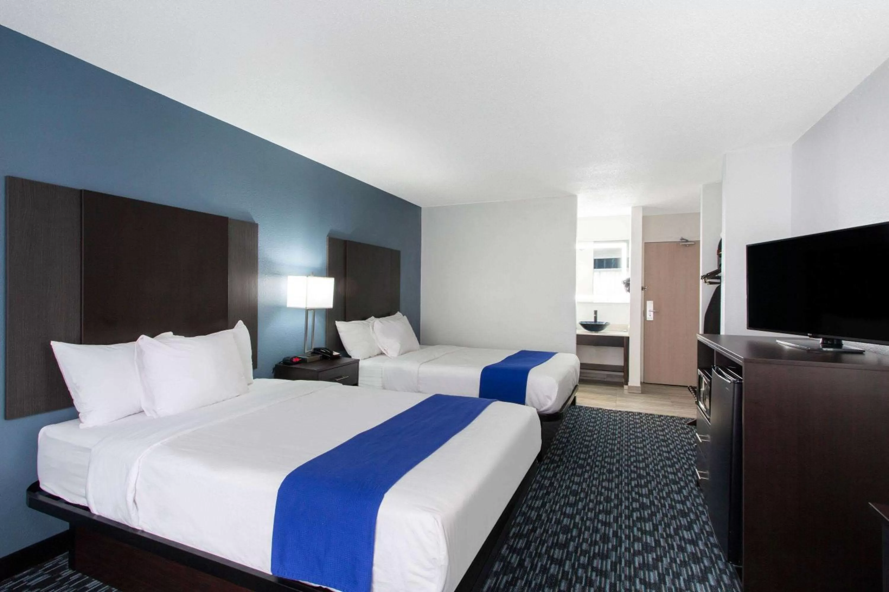 Photo of the whole room, Bed in University Inn & Suites