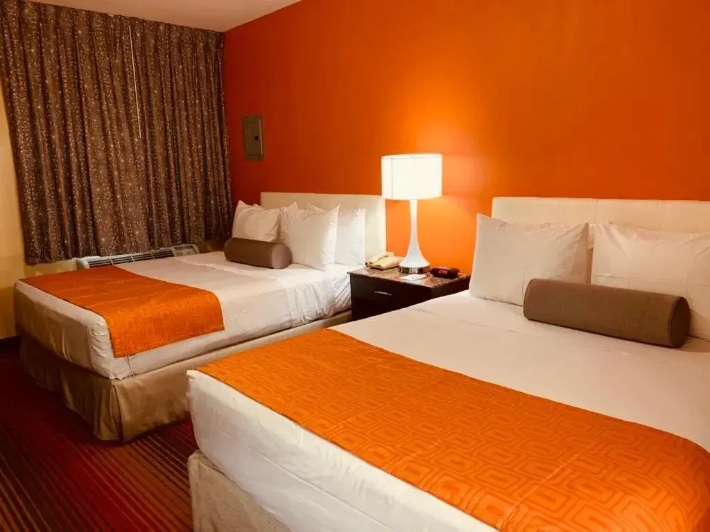 Queen Room with Two Queen Beds - Smoking in Howard Johnson by Wyndham North Bergen Queen Room with Two Queen Beds - Smoking in Howard Johnson by Wyndham North Bergen