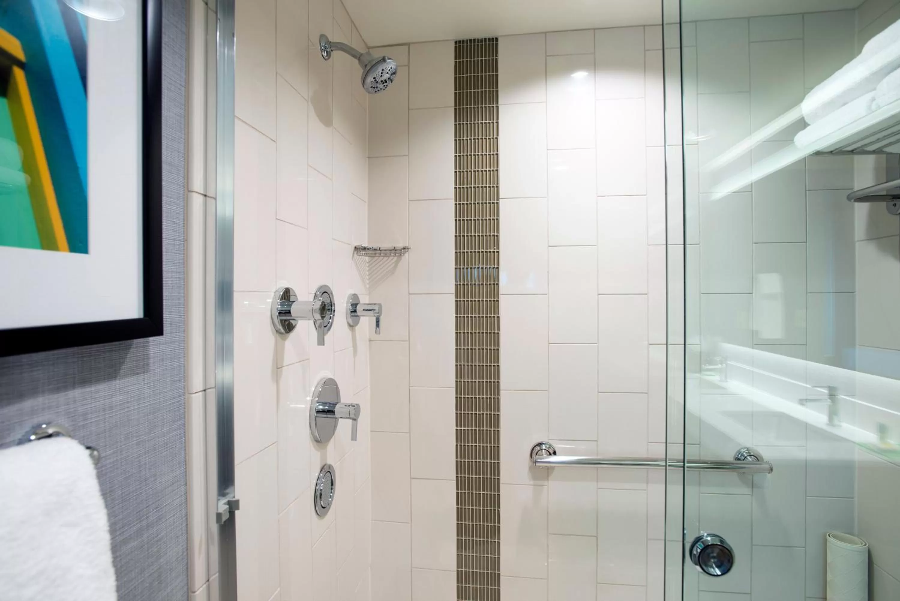 Queen Room with Spa Shower - High Floor in Hyatt Place Cincinnati/Sharonville Convention Center