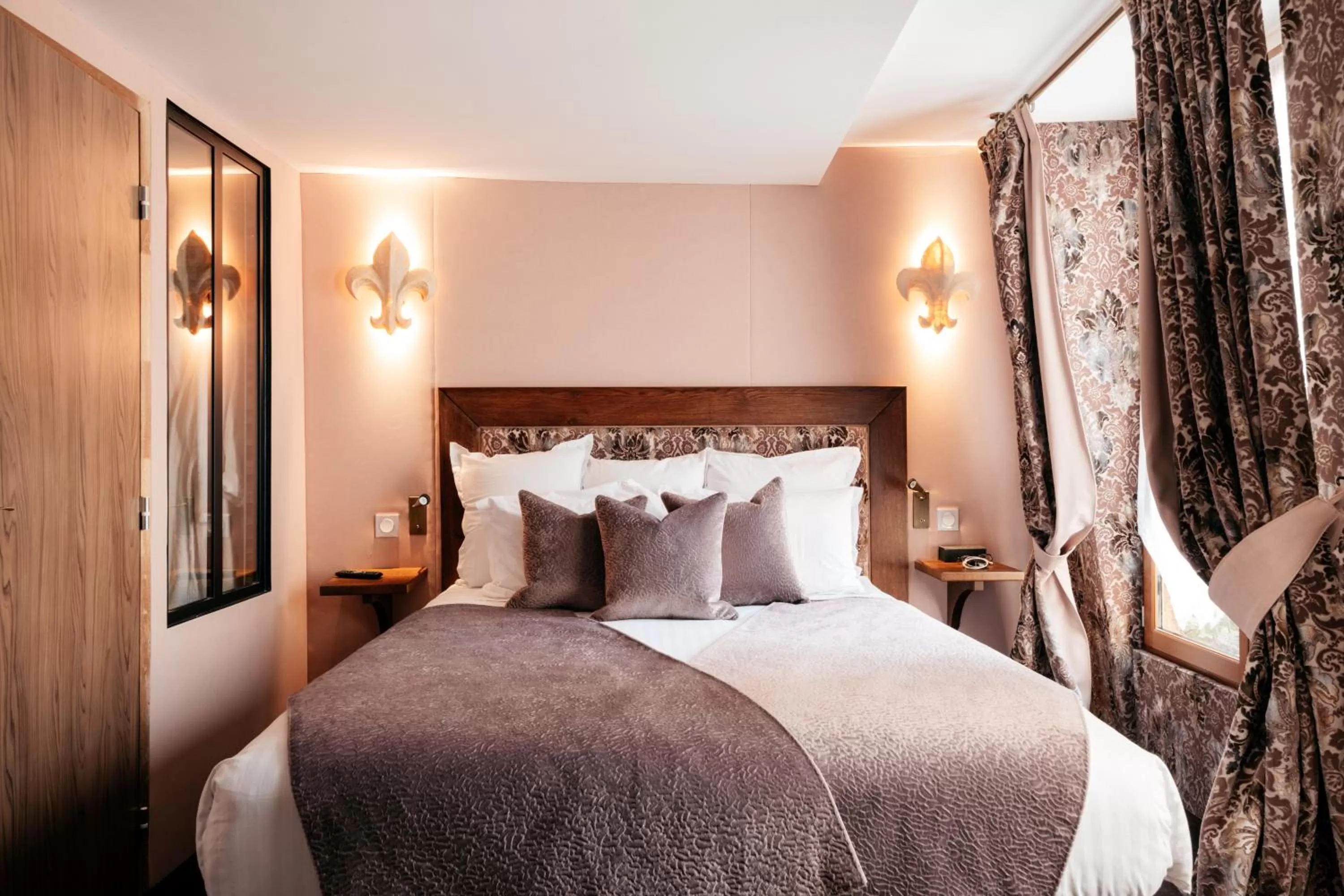 Photo of the whole room, Bed in Le Temple De Jeanne