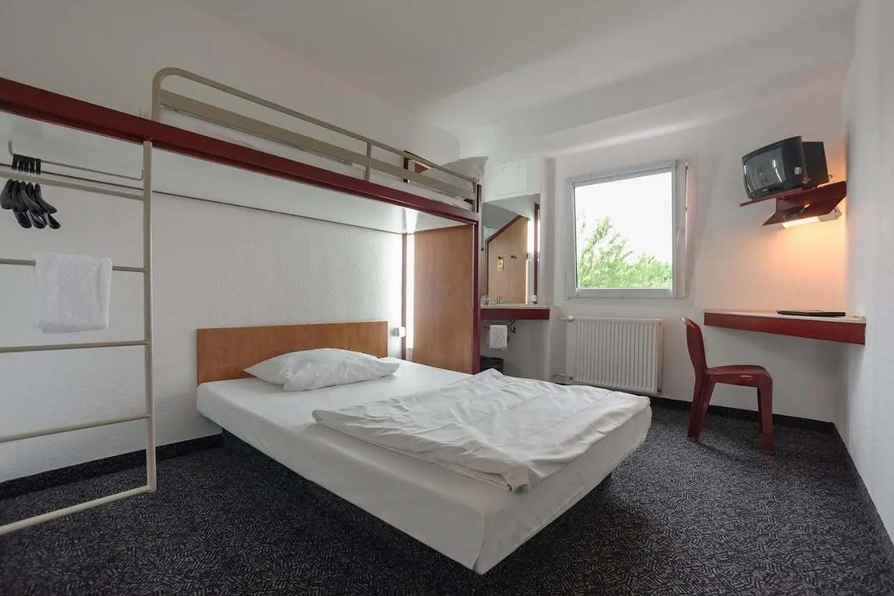 Photo of the whole room, Bed in bon marché hôtel Bochum