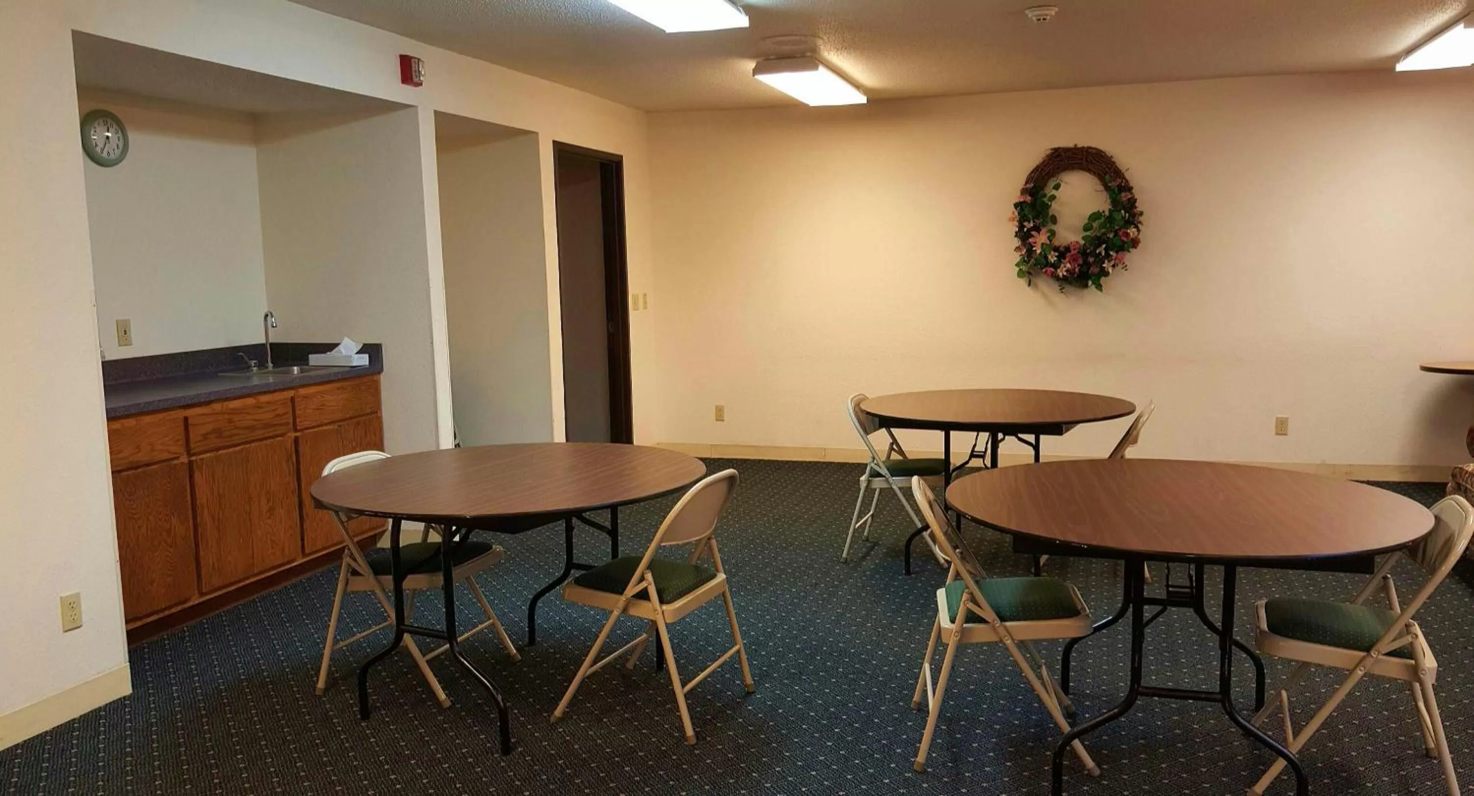 Business facilities in Motel 6-Saukville, WI
