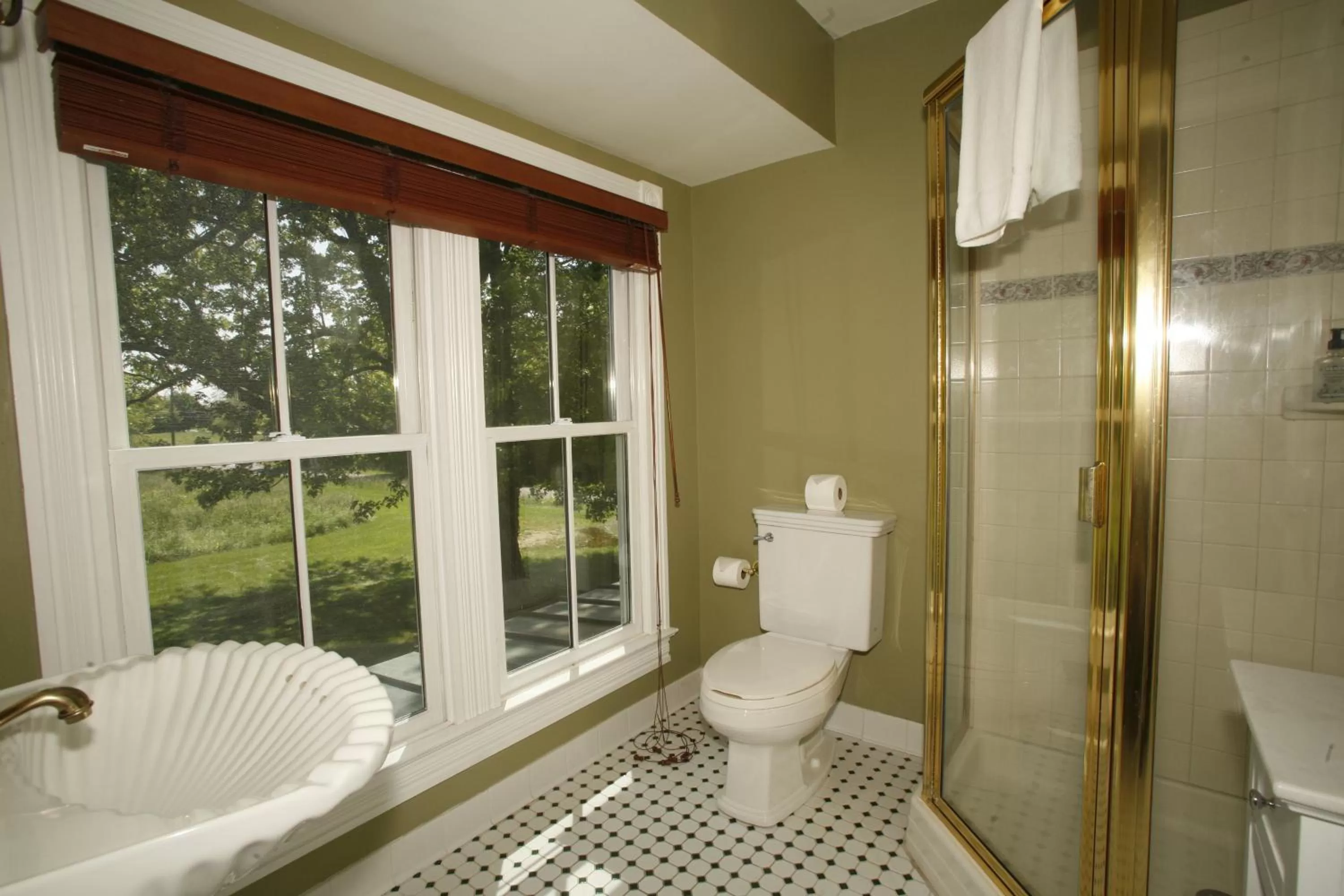 Bathroom in George Brooks House B&B